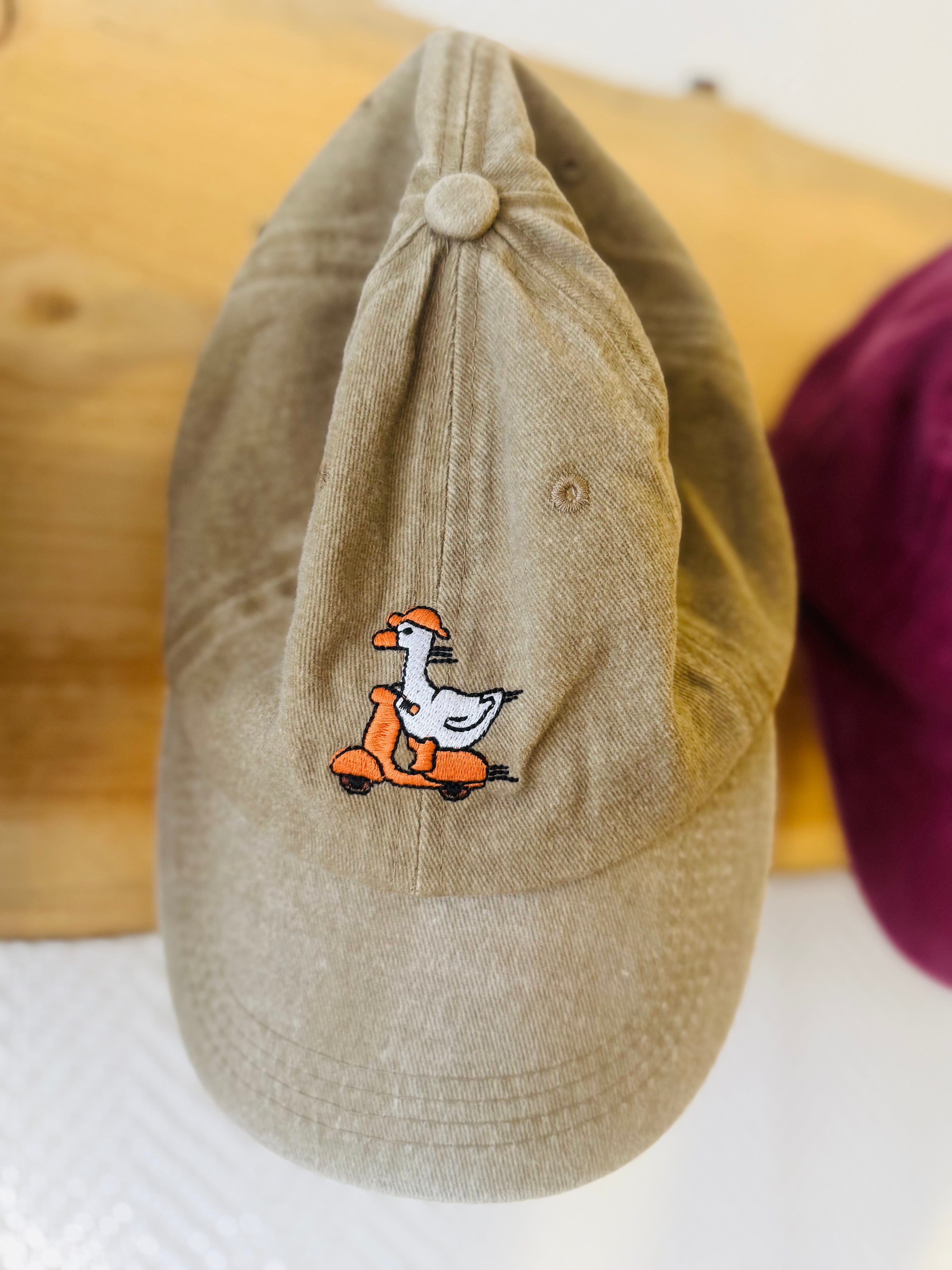 Happy Cap Gans auf Roller -sand-