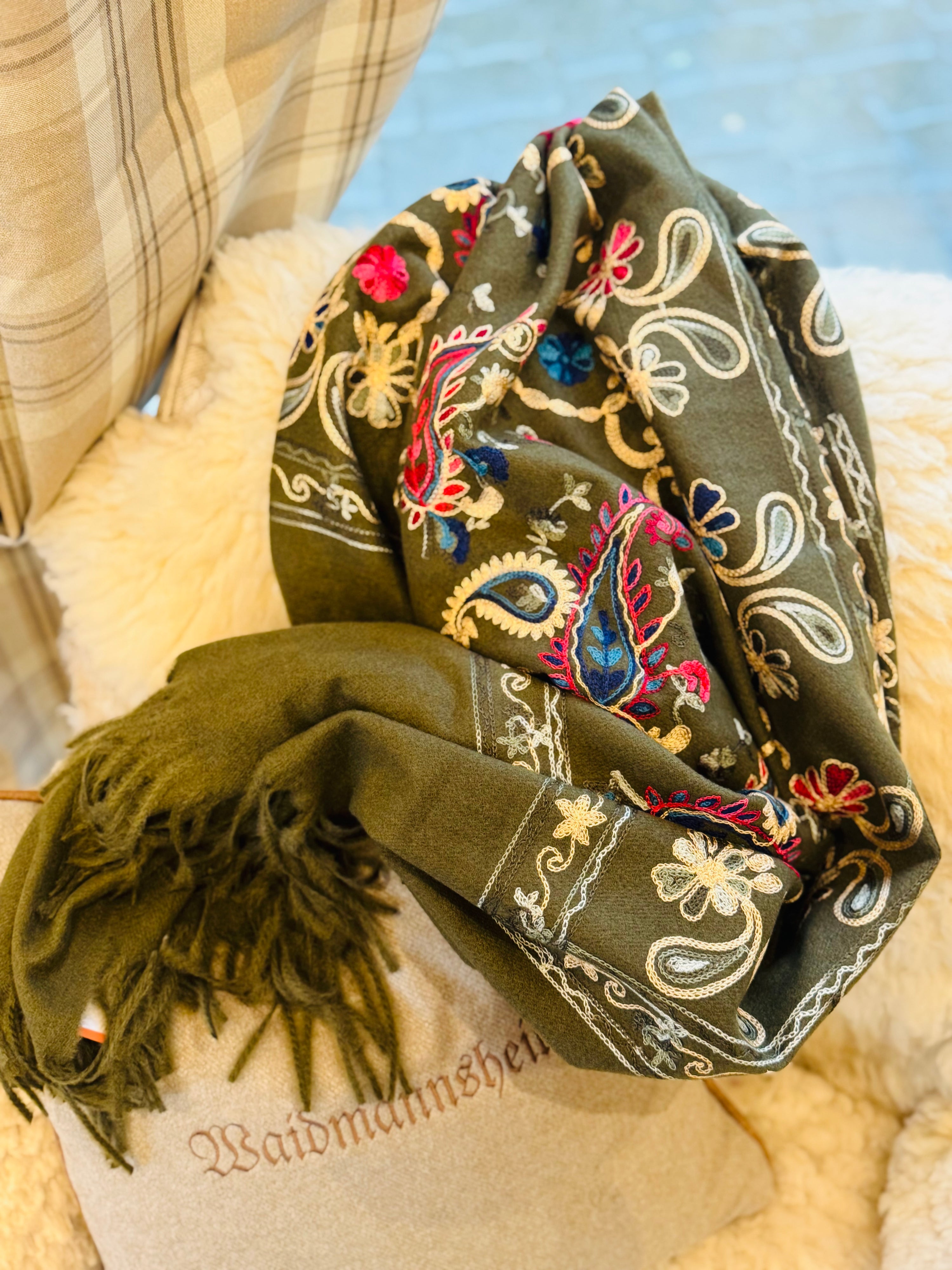 Countrylife Pashmina mit edler Paisleystickerei -Hunting Green-