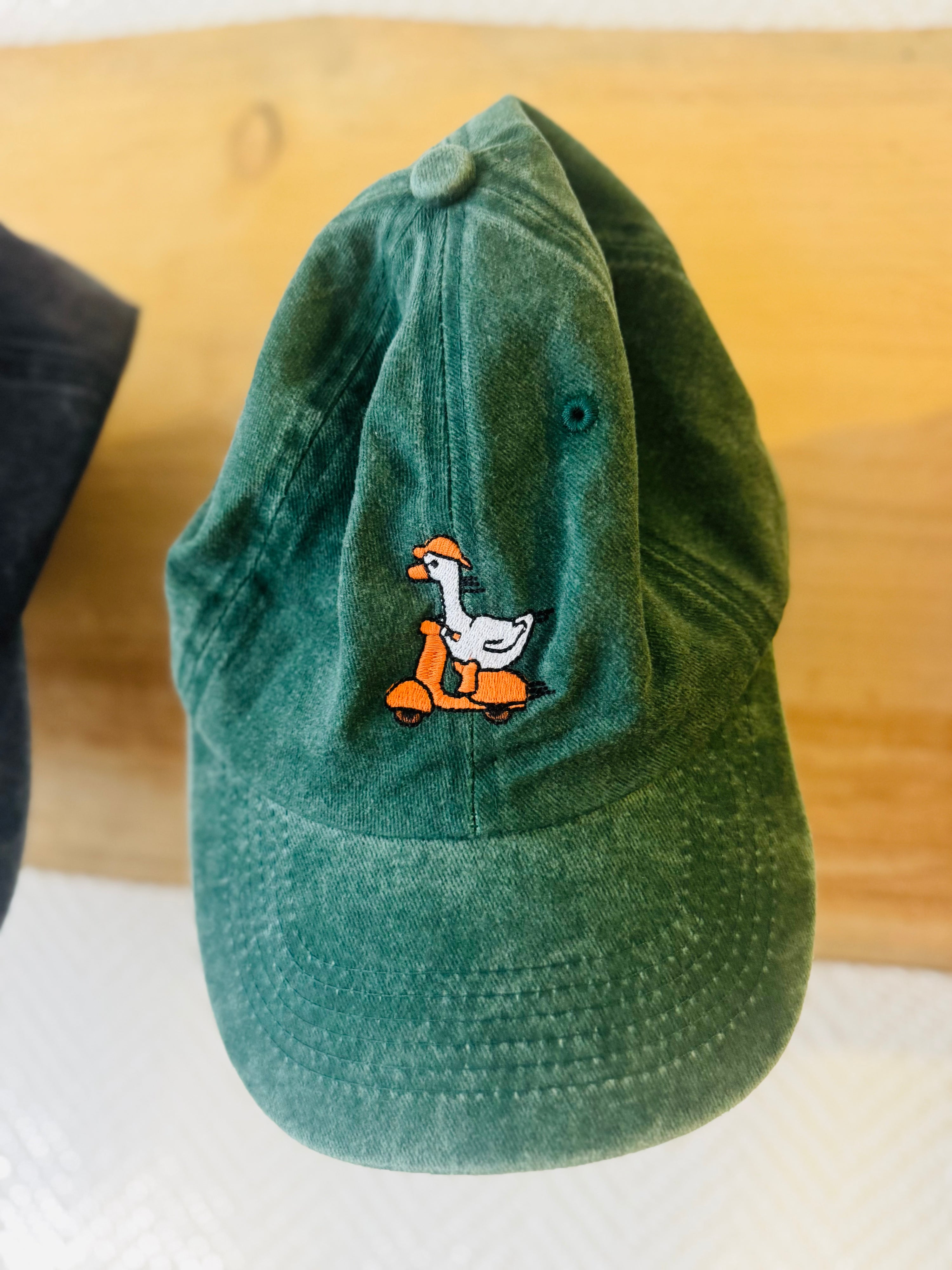 Happy Cap Gans auf Roller -grün-