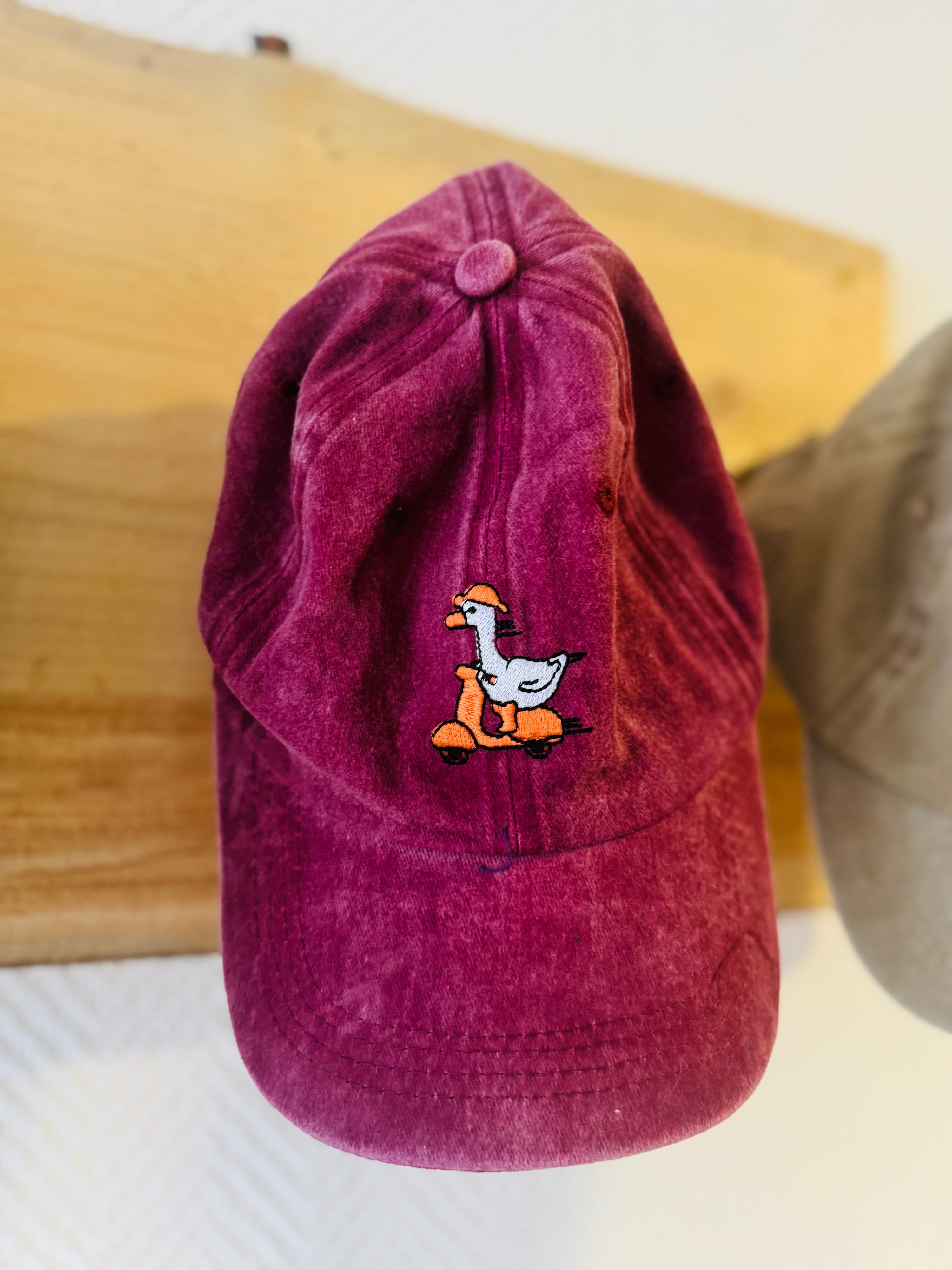 Happy Cap Gans auf Roller -bordeaux-