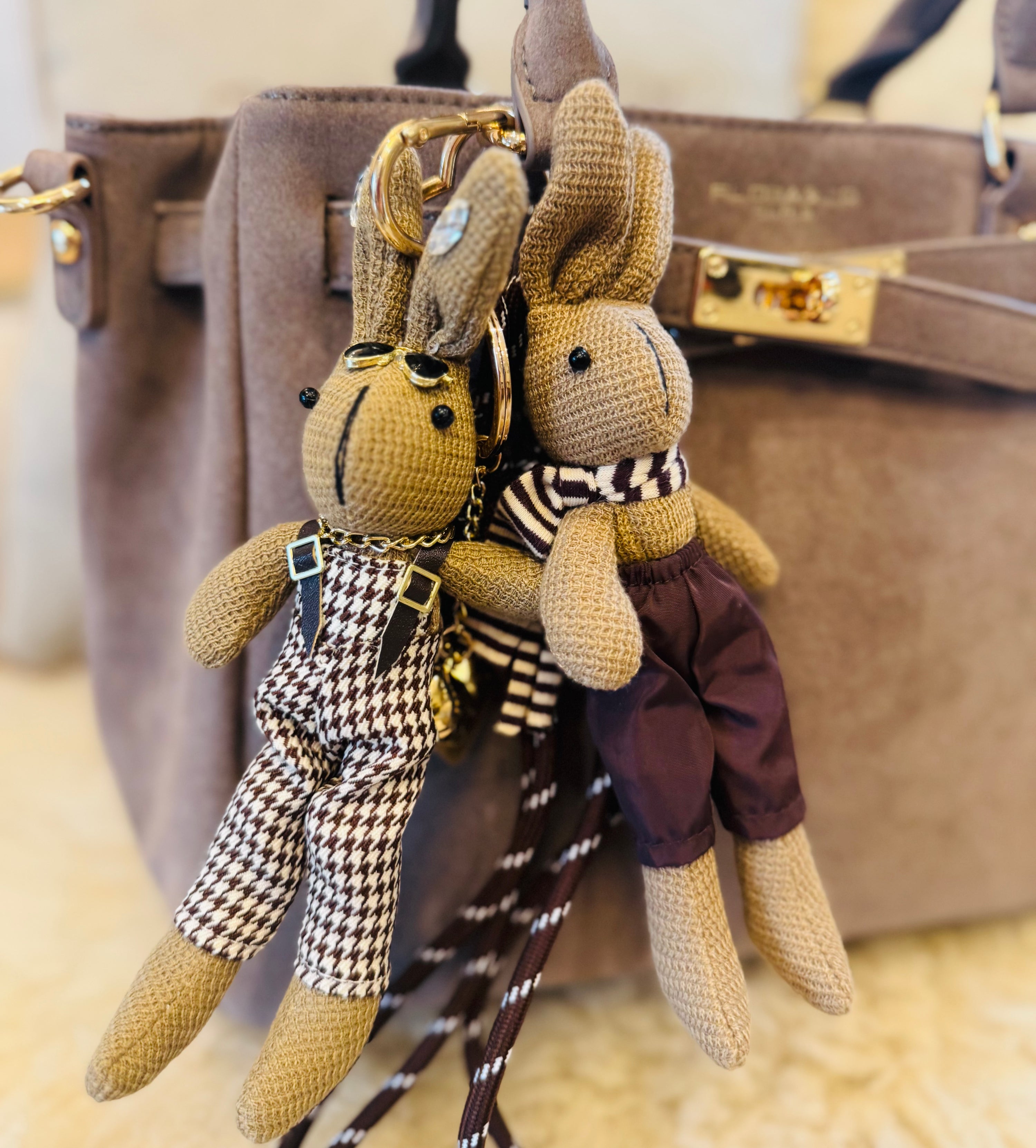 Hase Ferdinand mit Schal und Knickerbocker