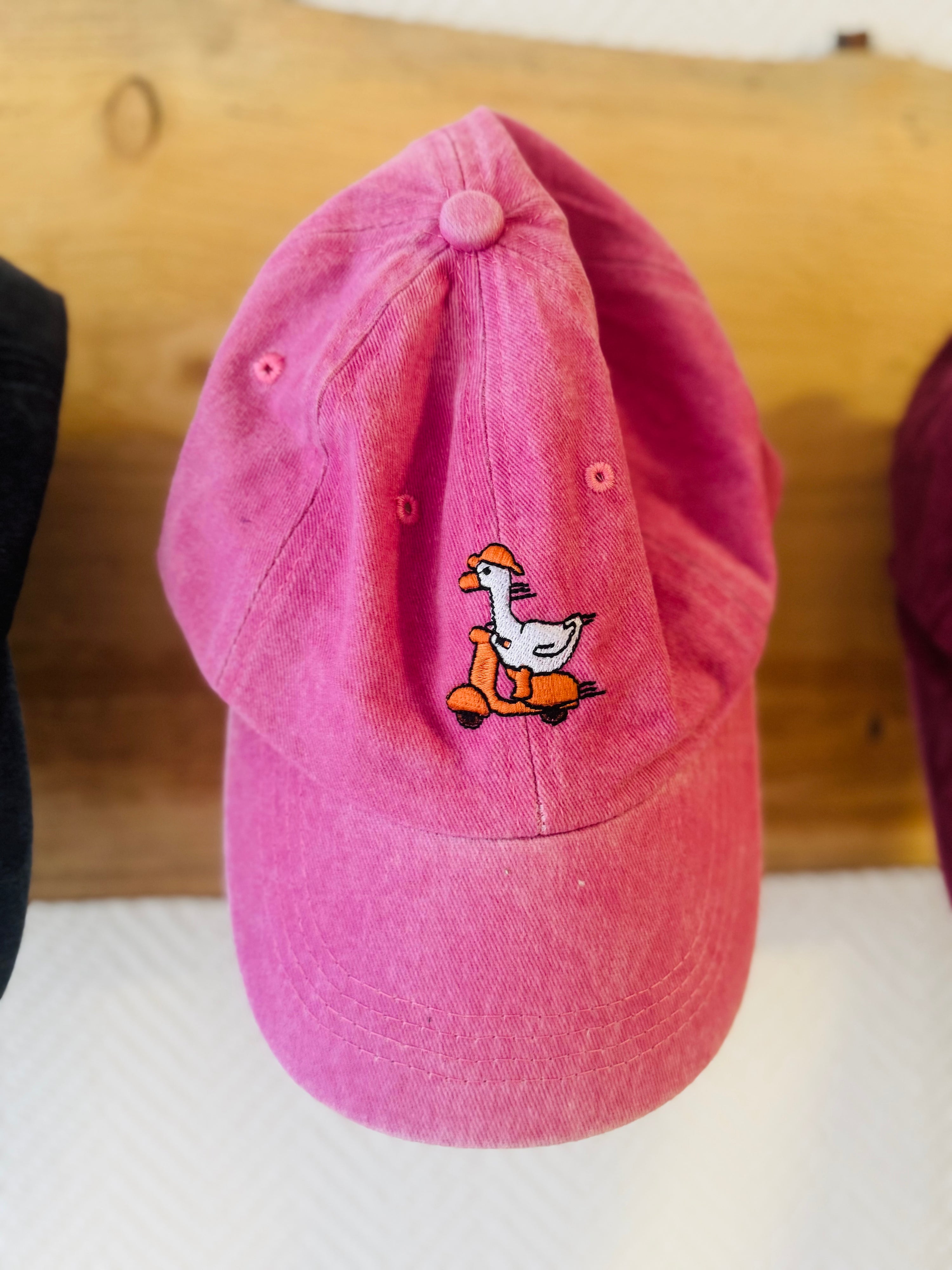 Happy Cap Gans auf Roller -rosy-