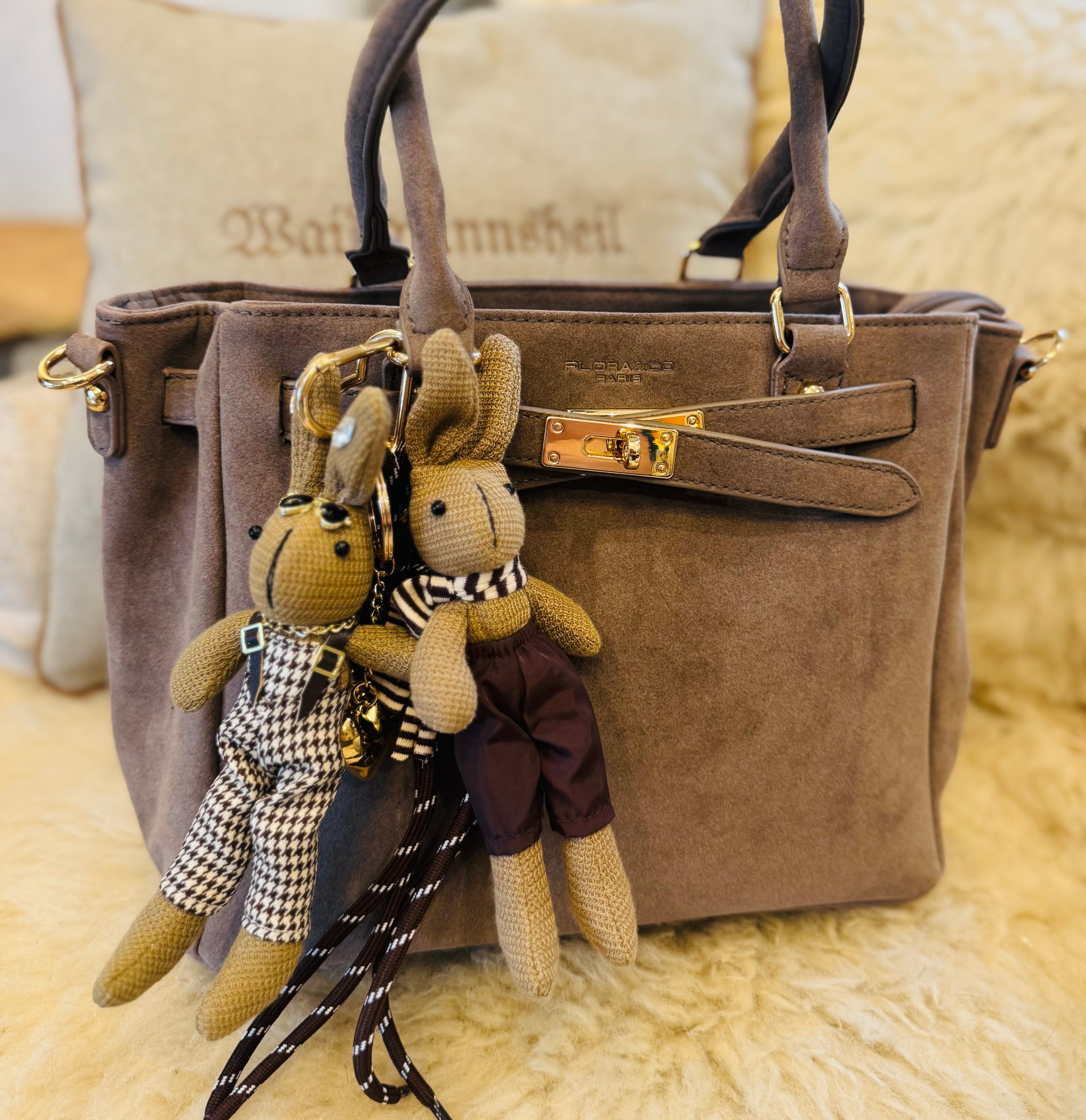 Hase Foxi mit Latzhose