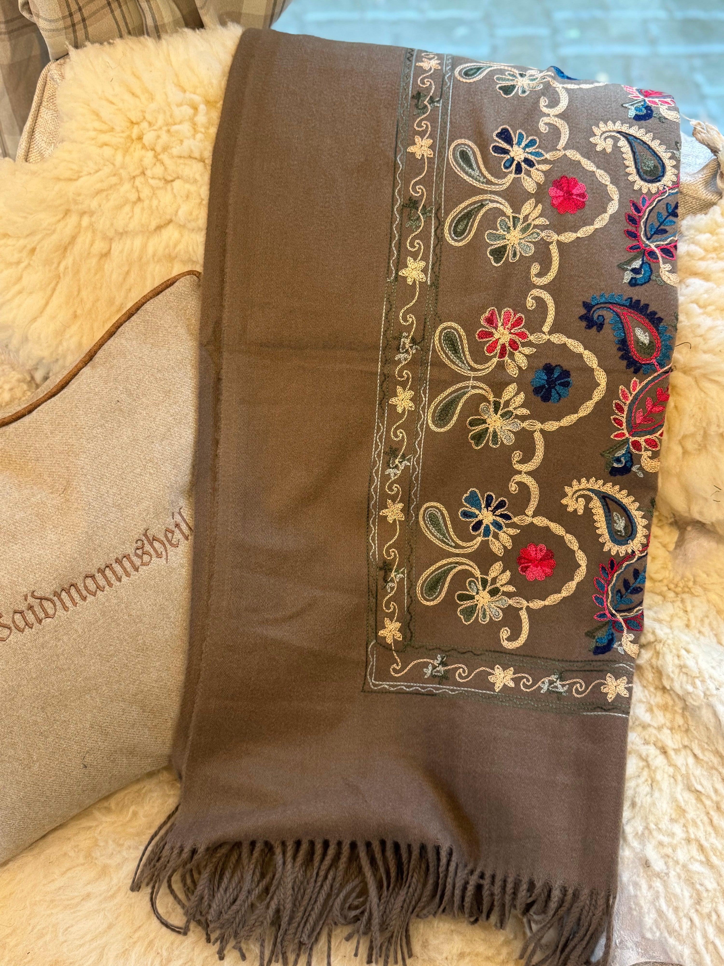 Countrylife Pashmina mit edler Paisleystickerei -Coffee-