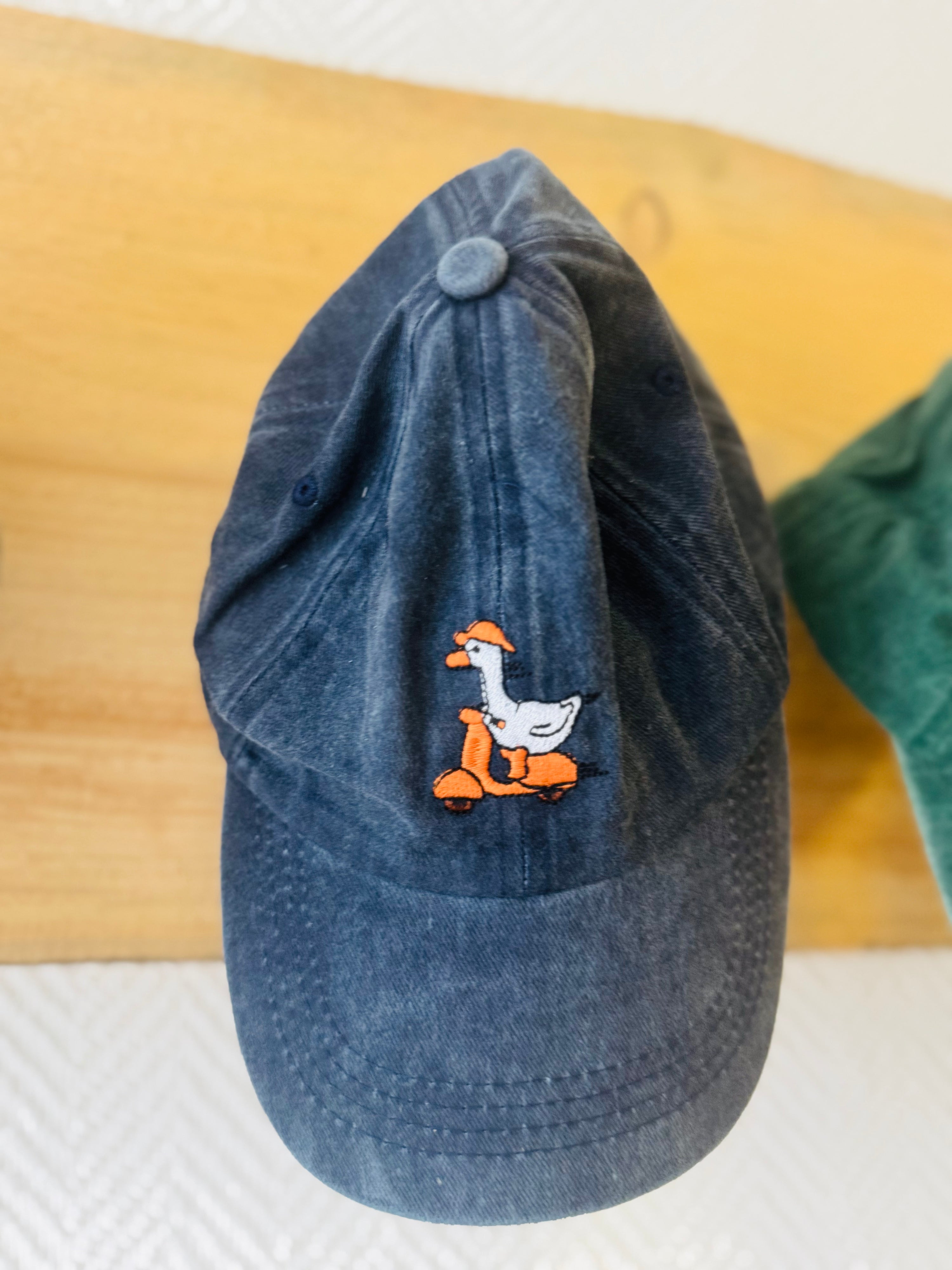 Happy Cap Gans auf Roller -blau-