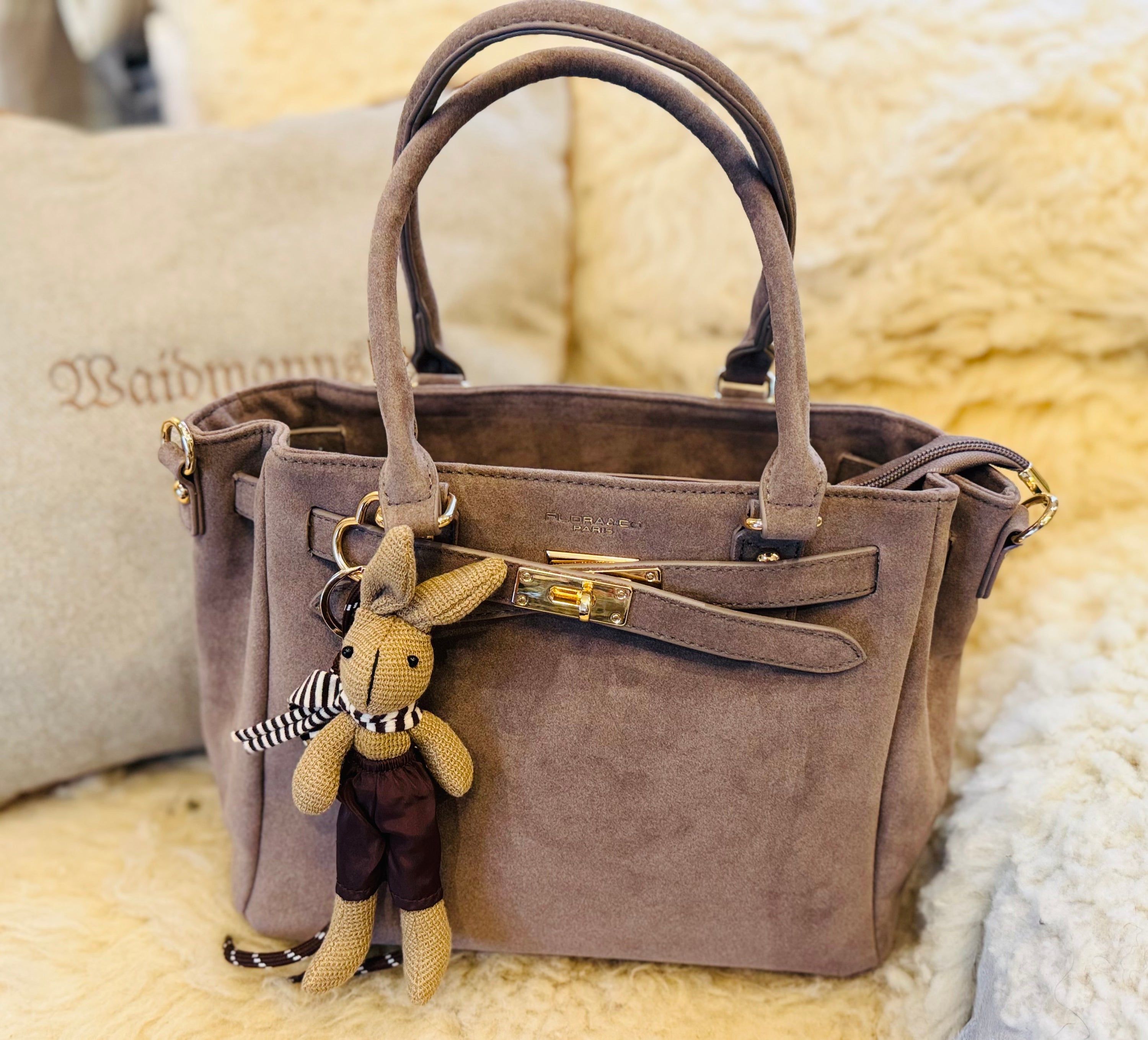 Hase Ferdinand mit Schal und Knickerbocker