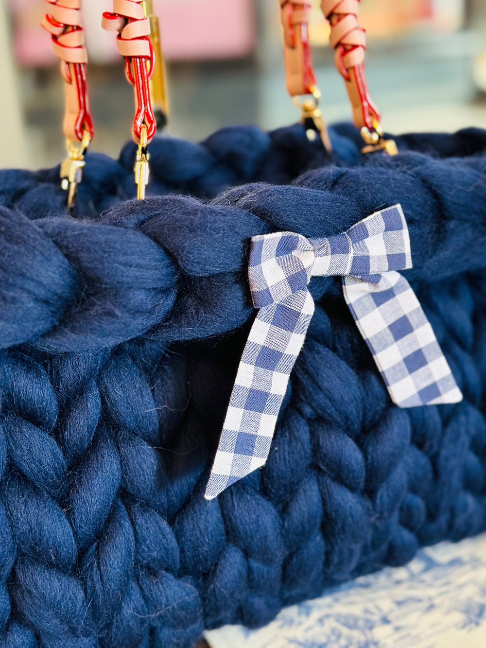 Lofty Loop Bag 100% MERINOWOLLE -Navy mit handgenähter Schleife und Zwirbelgriffen-