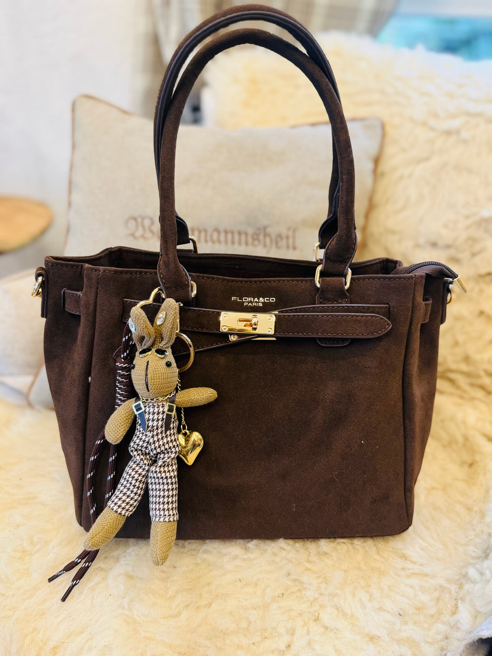 Hase Foxi mit Latzhose