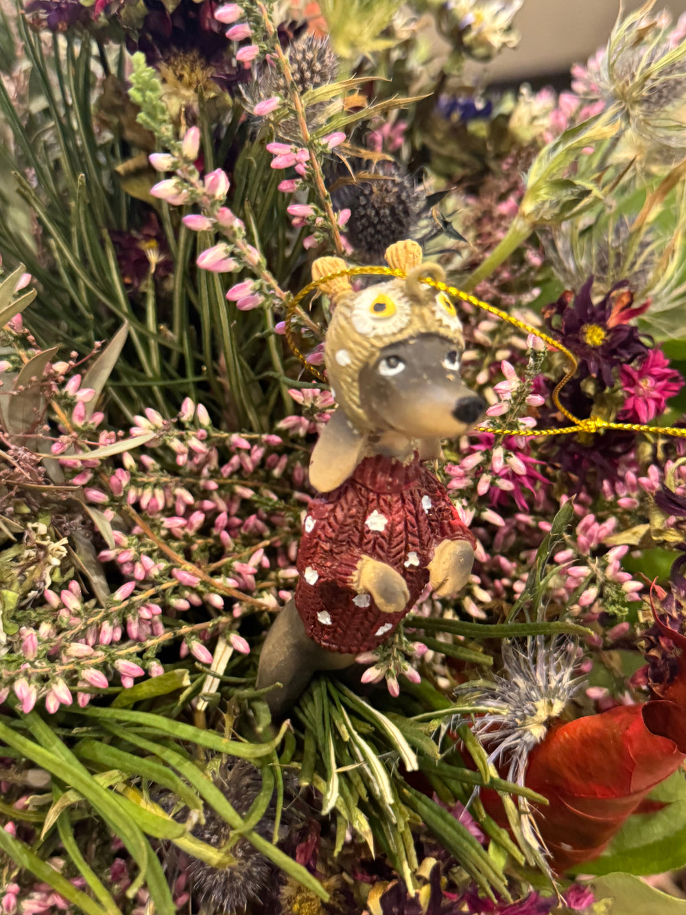 Baumanhänger Dackel auf Schlittschuhen mit Pudelmütze