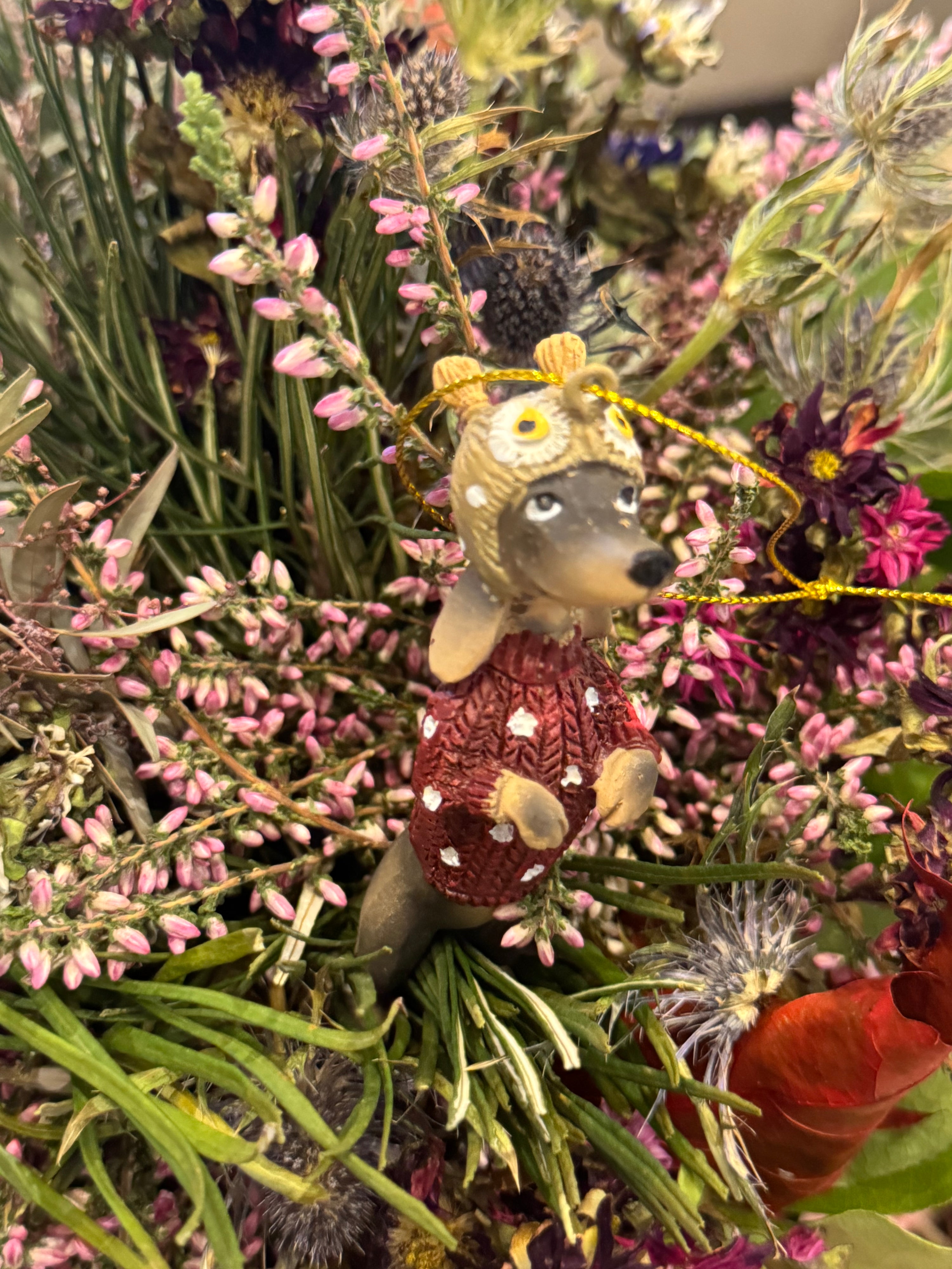 Baumanhänger Dackel auf Schlittschuhen mit Pudelmütze