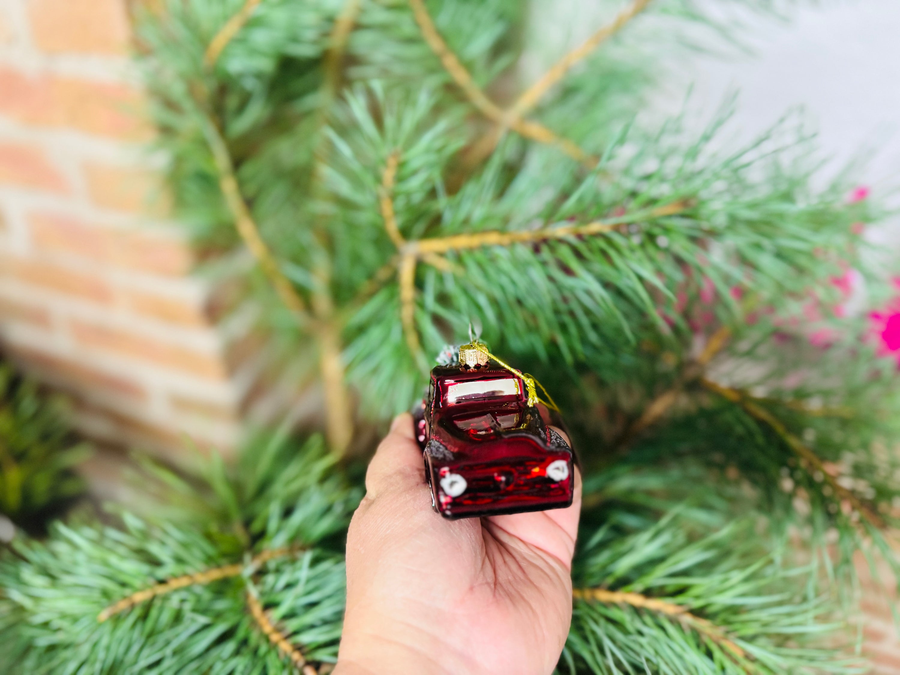 Baumanhänger Pick-Up mit Geschenken