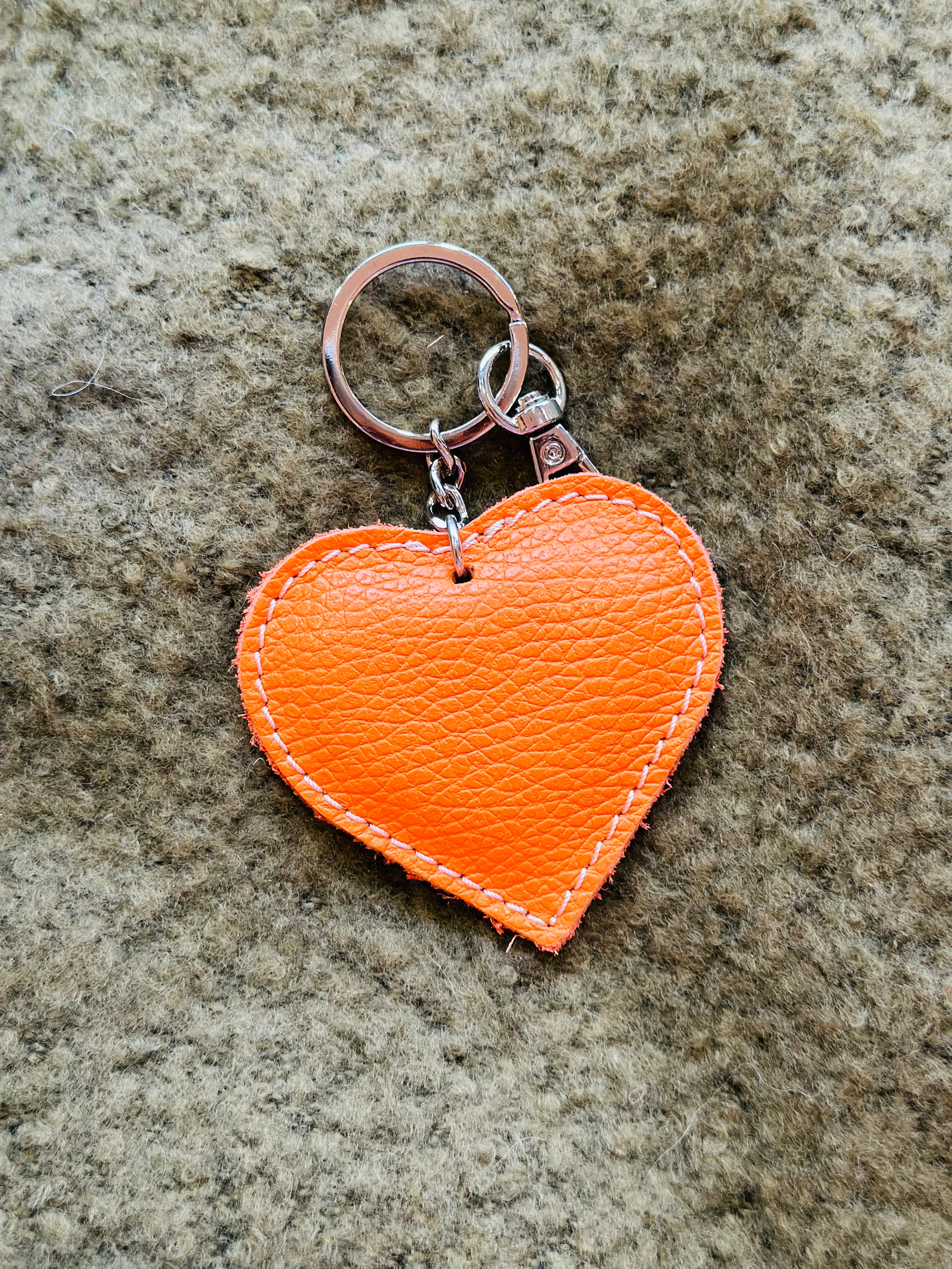 Herz Schlüsselanhänger aus Leder -Farbe wählbar- – Waldgeflüster
