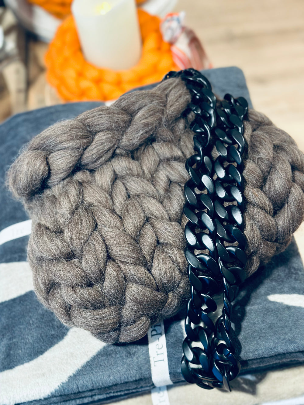 Lofty Loop Bag 100% MERINOWOLLE -Braun Melange mit schwarzer Crossbody Kette