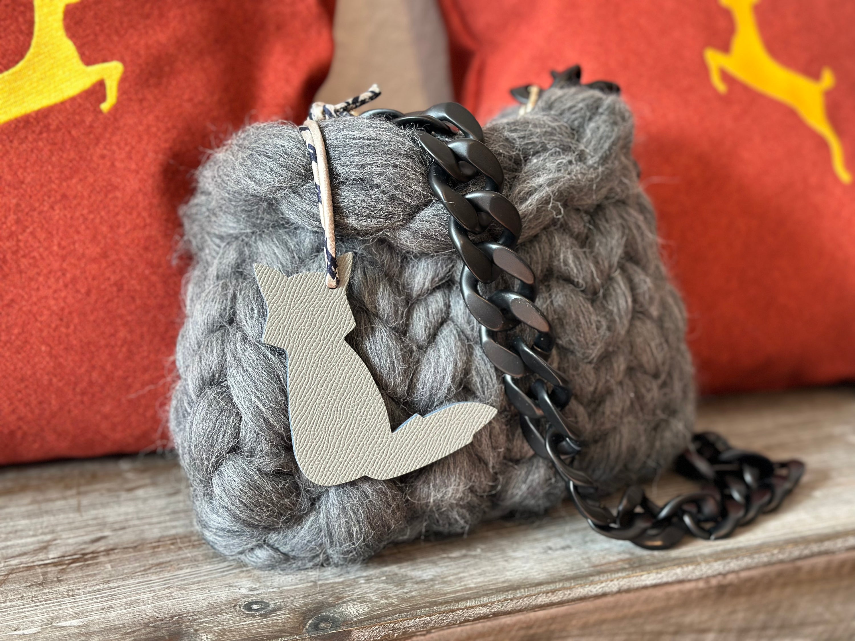 Lofty Loop Bag 100% MERINOWOLLE -Grau mit Fuchs und schwarzer Kette