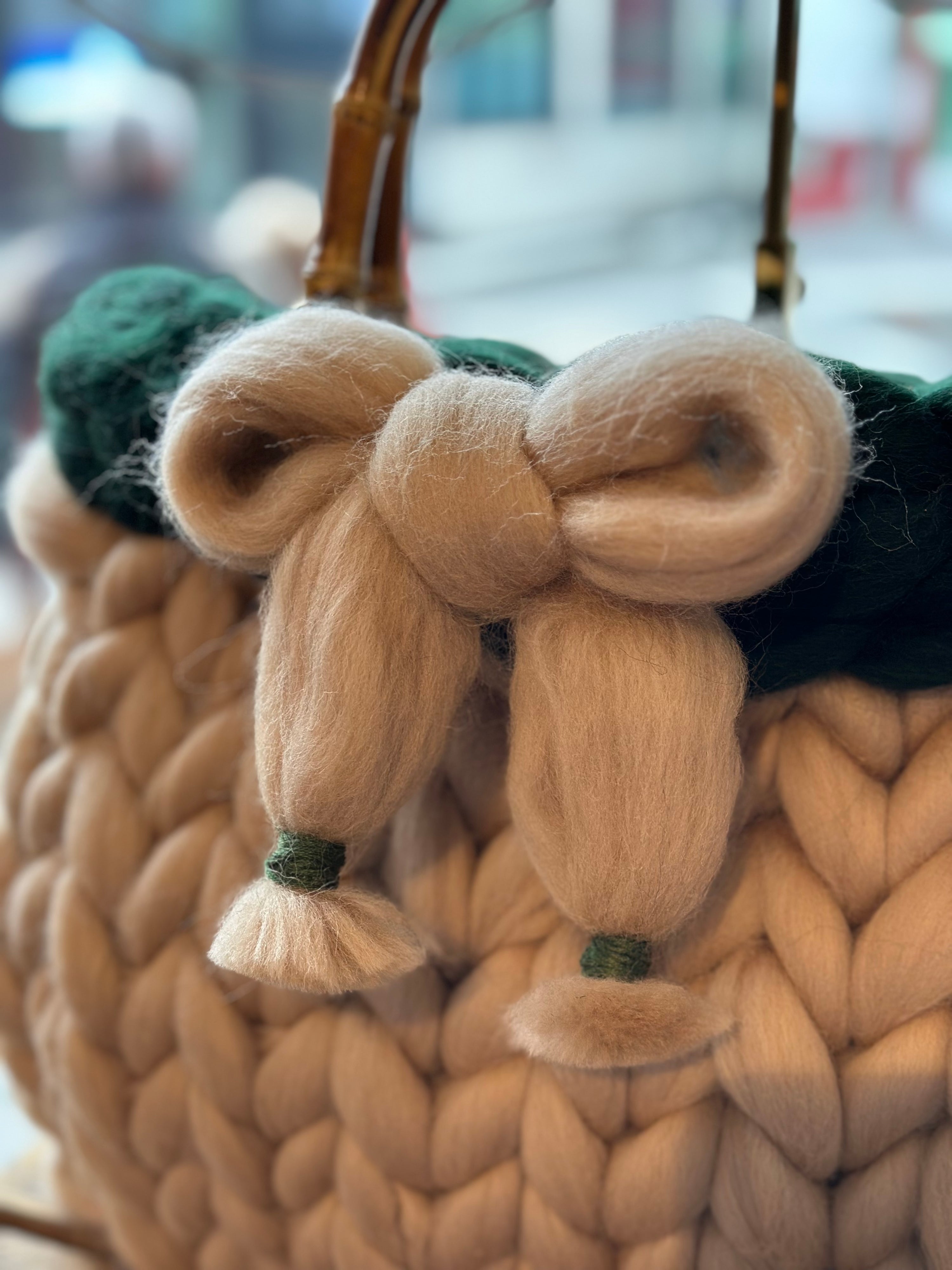 Lofty Loop Bag 100% MERINOWOLLE -Sand/Huntinggreen mit handgemachter Merinoschleife und Henkeln-
