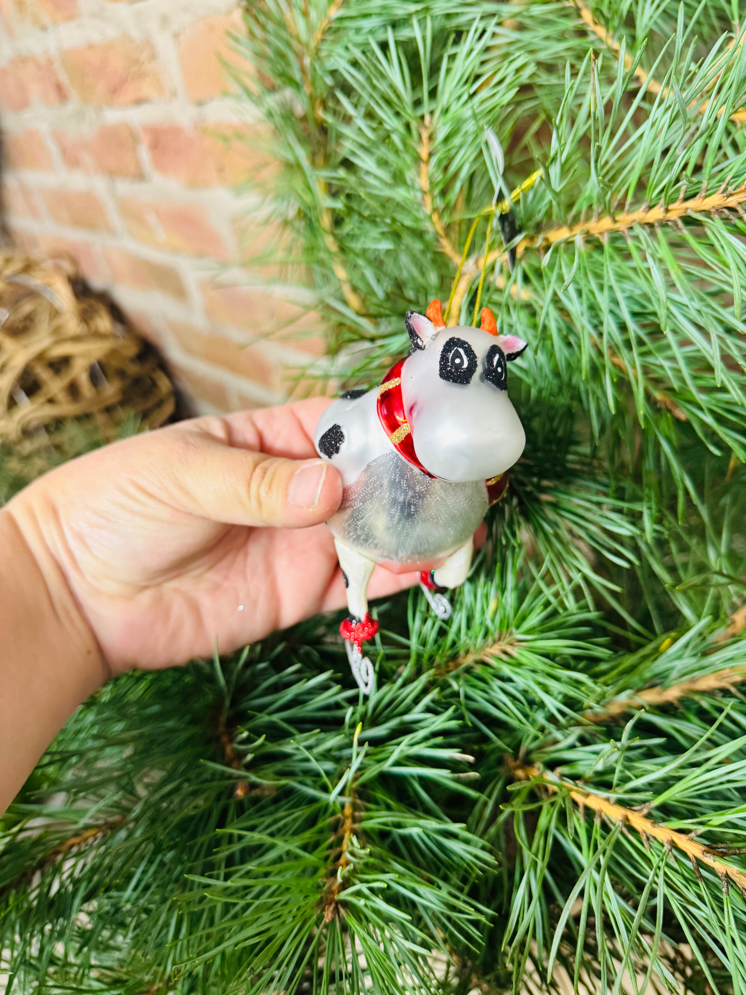 Baumanhänger Kuh auf Schlittschuhen