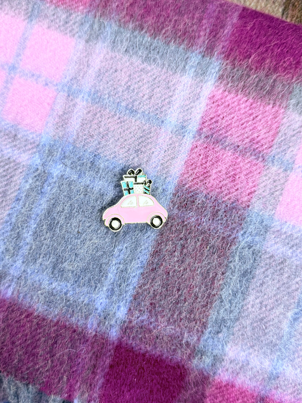 Brosche rosa Geschenkauto 4cm