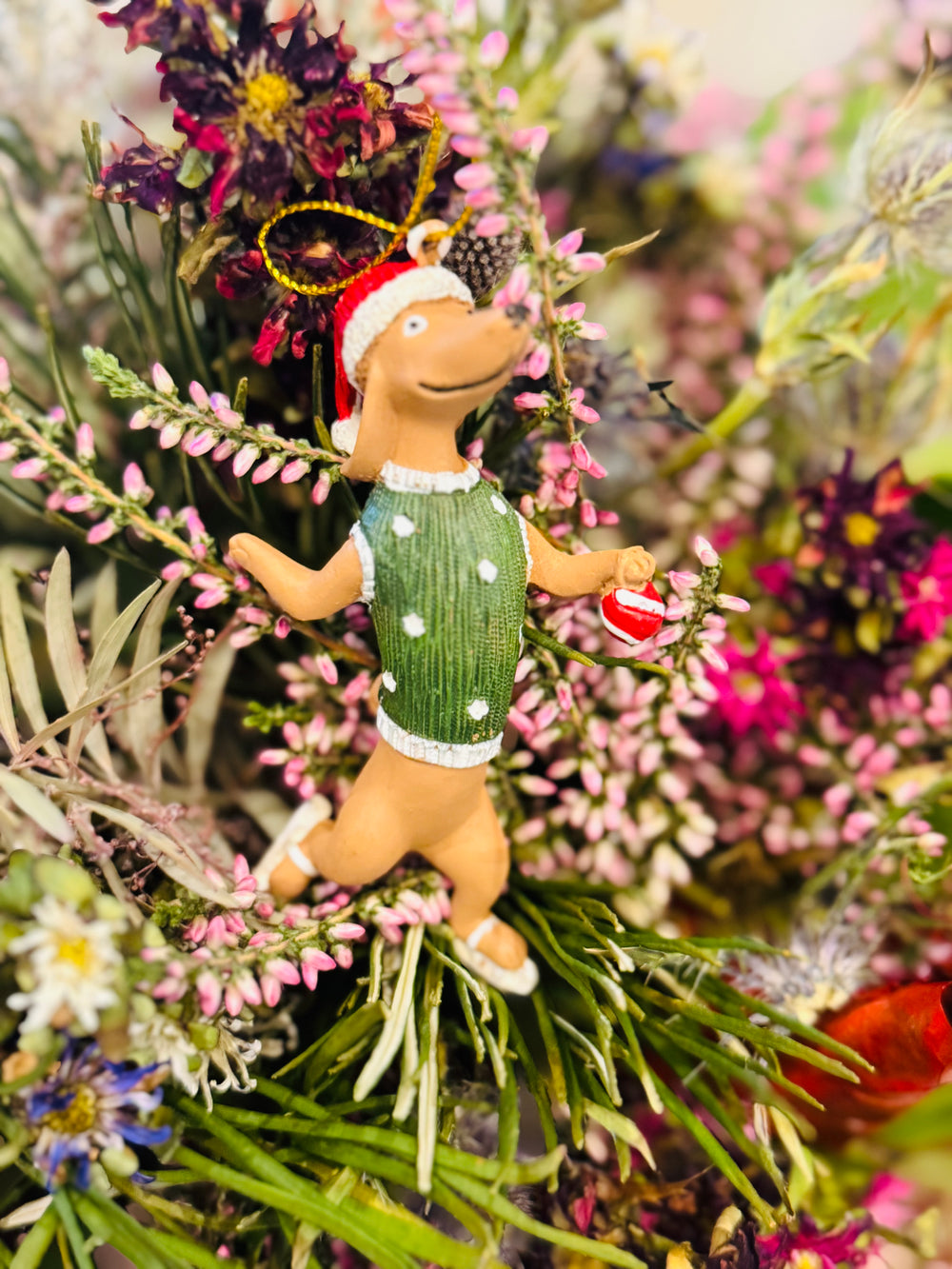 Baumanhänger Dackel auf Schlittschuhen hell mit Christbaumkugel