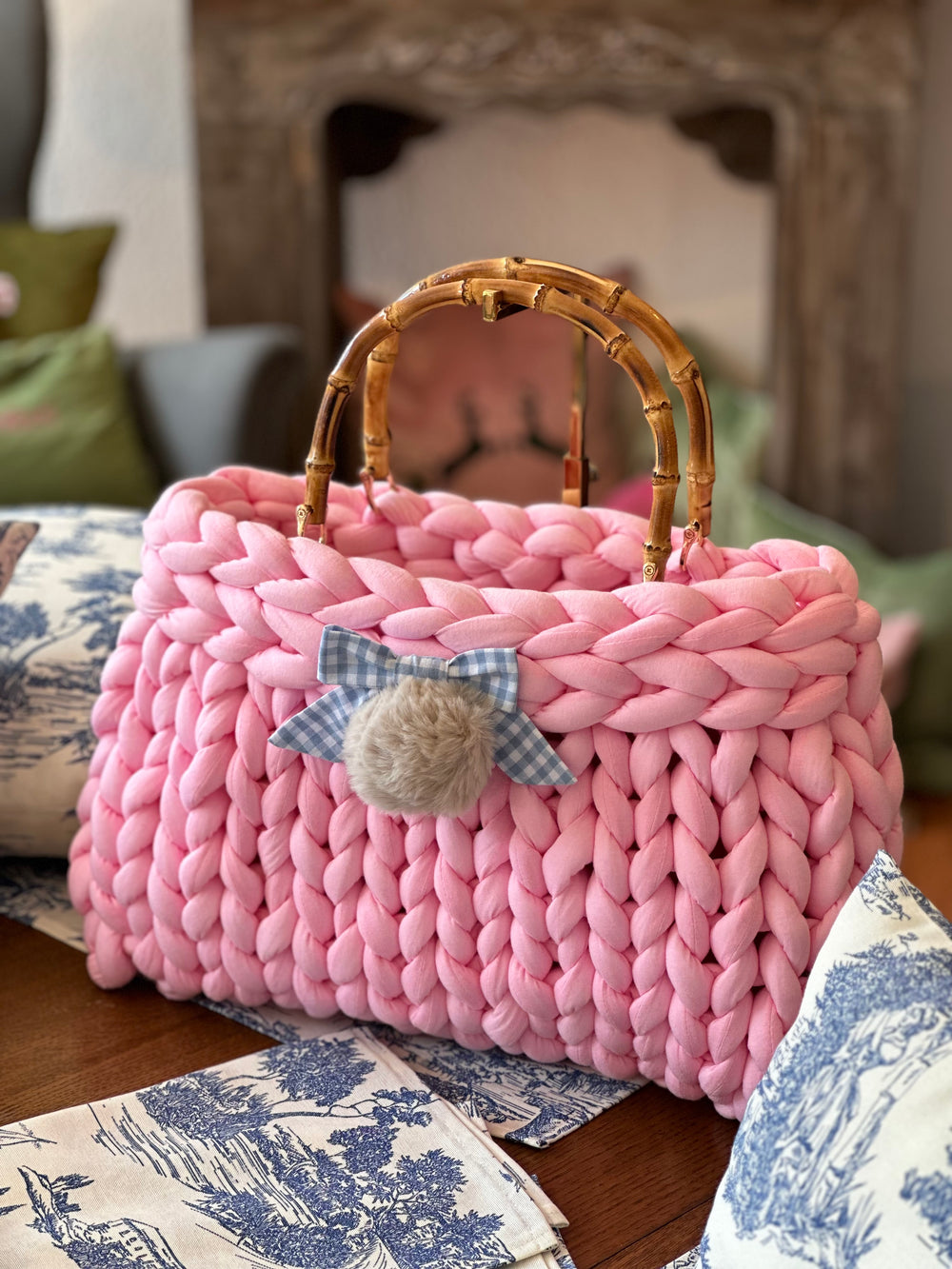 Lofty Loop Bag MAXI -Rosa mit Henkeln, handgenähter Schleife, Innentasche und Bommel-