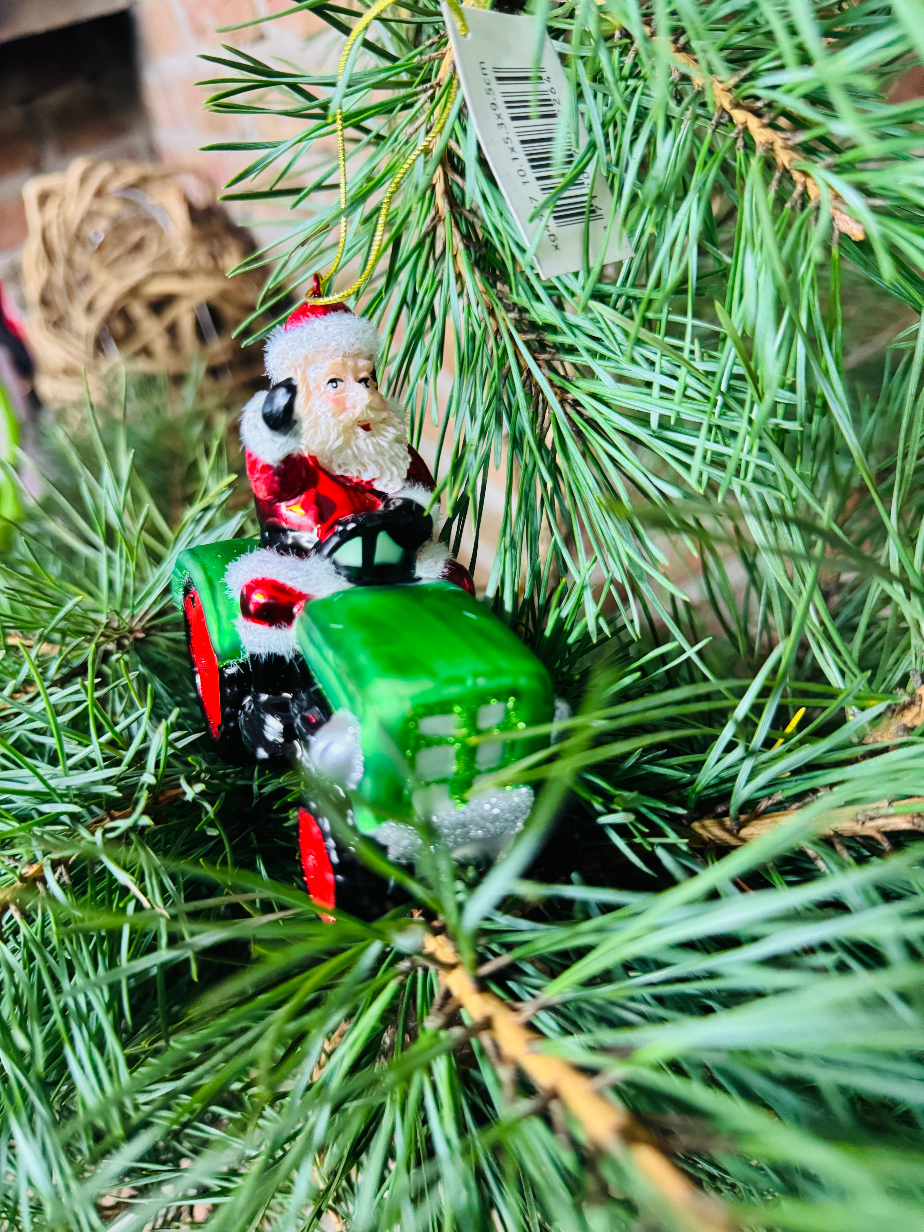 Baumanhänger Santa auf Trecker