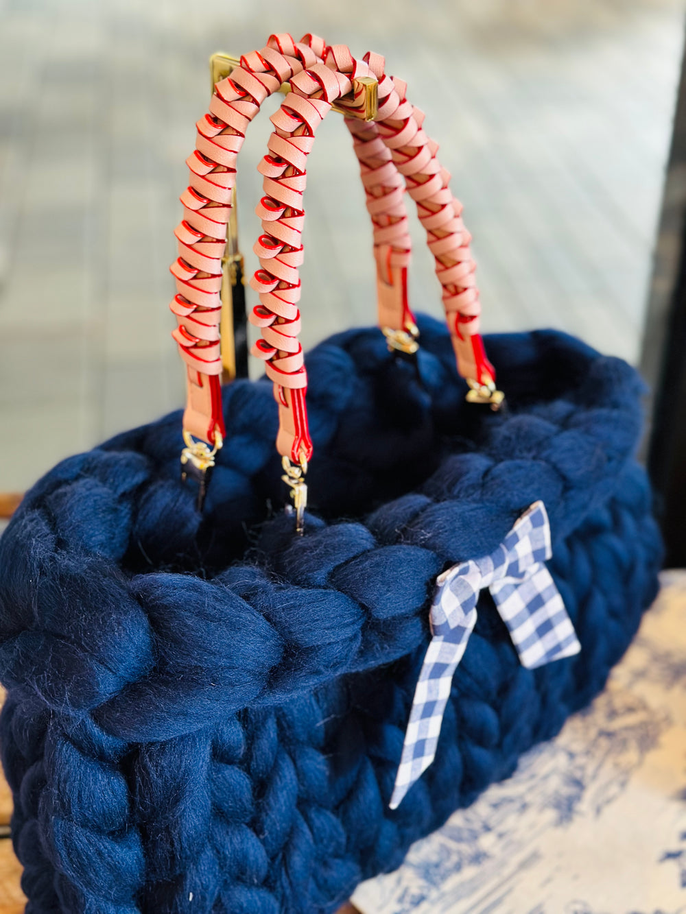 Lofty Loop Bag 100% MERINOWOLLE -Navy mit handgenähter Schleife und Zwirbelgriffen-