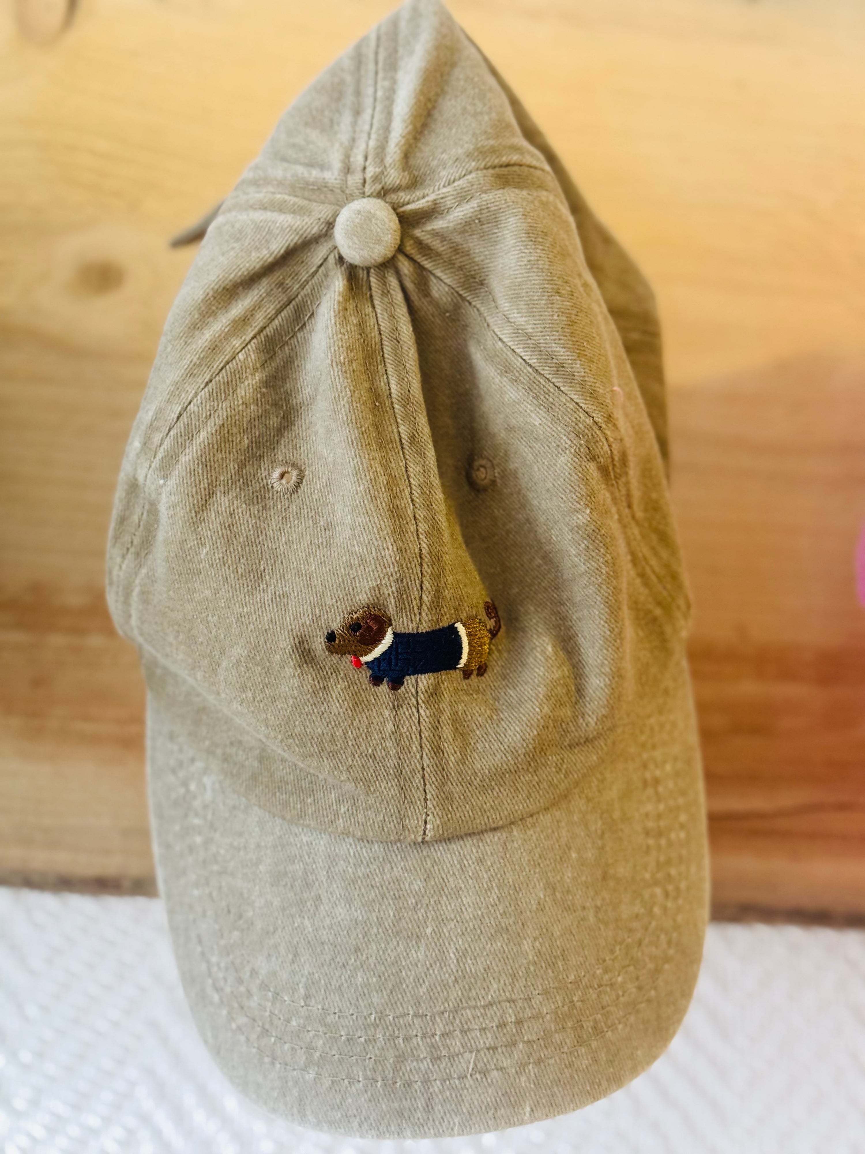 Happy Cap Dackel im Anzug -sand-