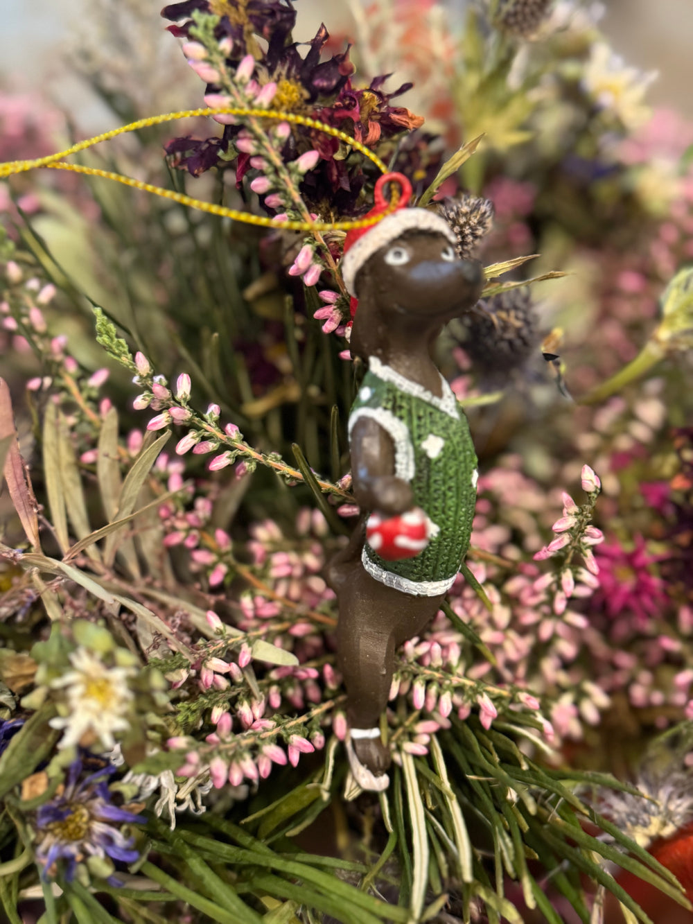 Baumanhänger Dackel auf Schlittschuhen dunkel mit Christbaumkugel