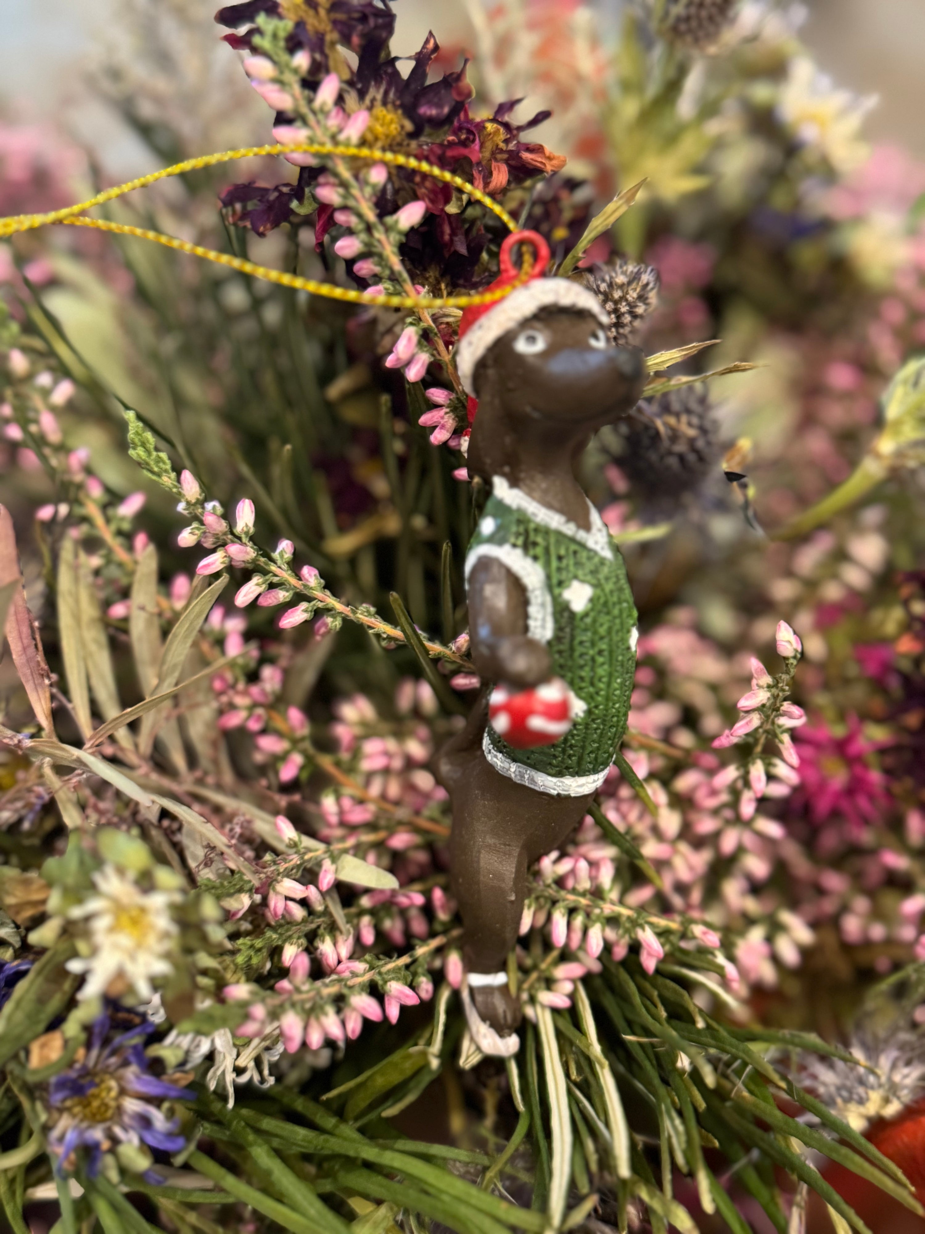 Baumanhänger Dackel auf Schlittschuhen dunkel mit Christbaumkugel