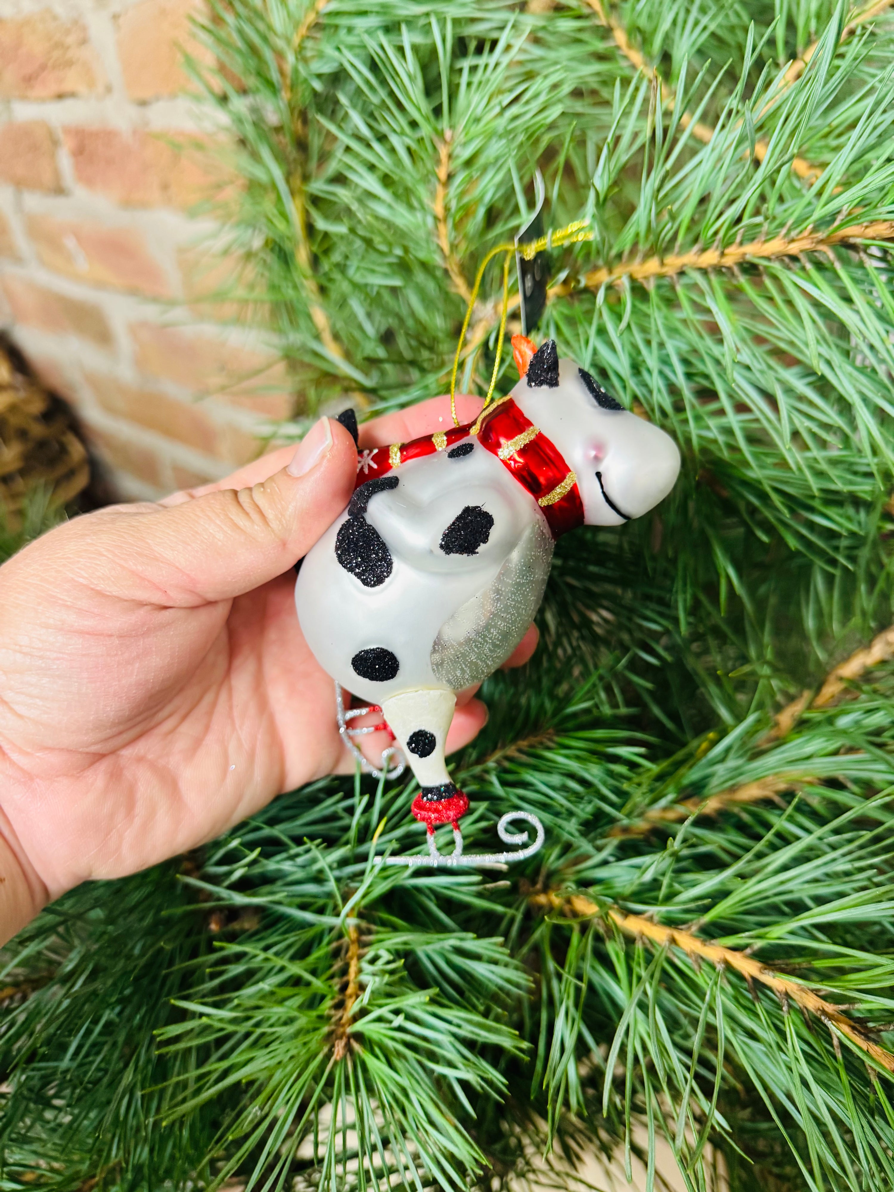 Baumanhänger Kuh auf Schlittschuhen