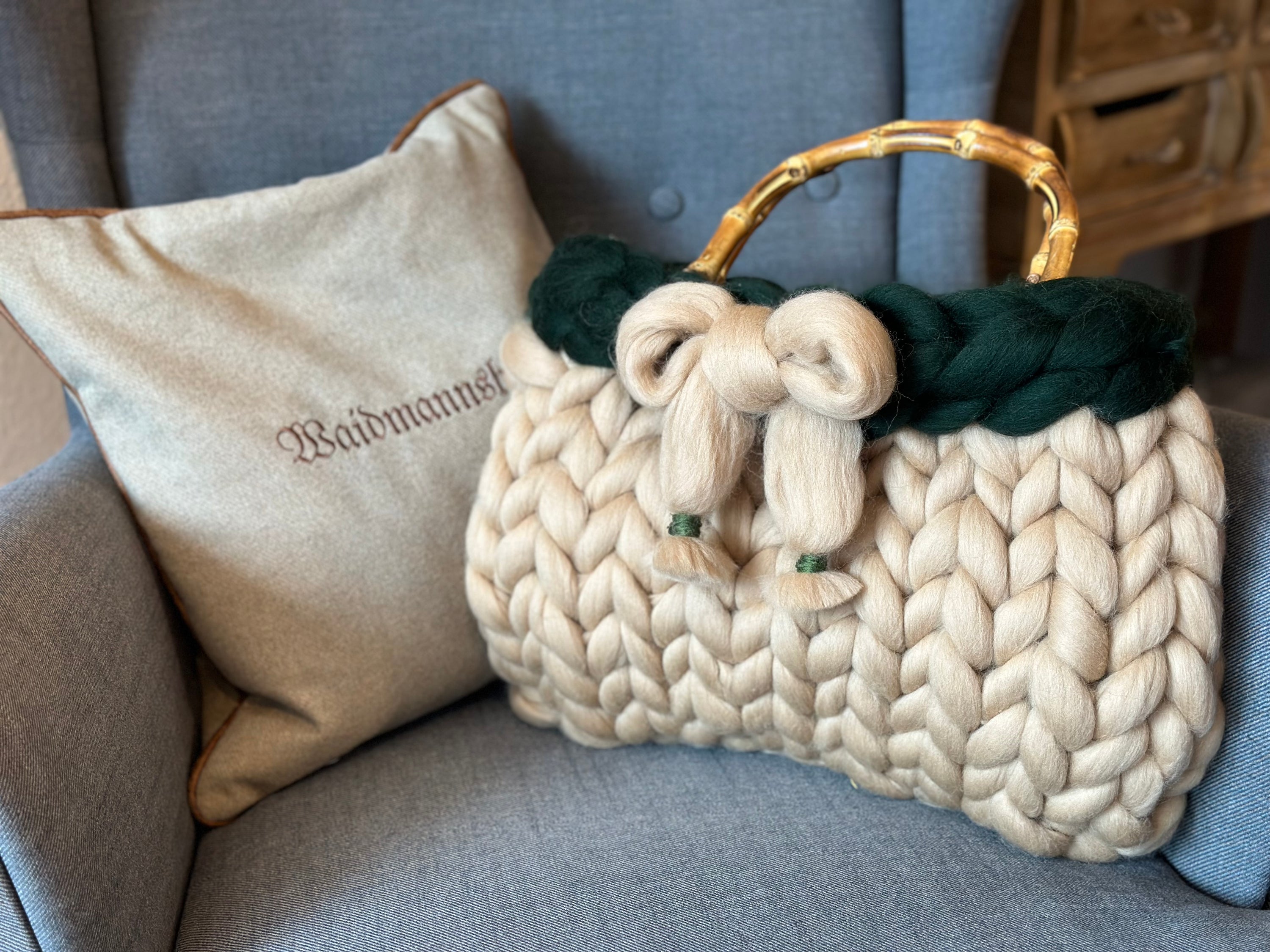 Lofty Loop Bag 100% MERINOWOLLE -Sand/Huntinggreen mit handgemachter Merinoschleife und Henkeln-