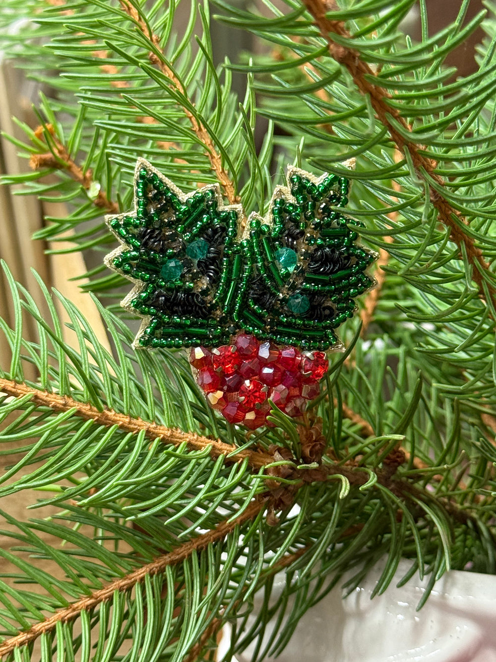 Brosche Ilex mit Weihnachtsbaumkugel 7cm