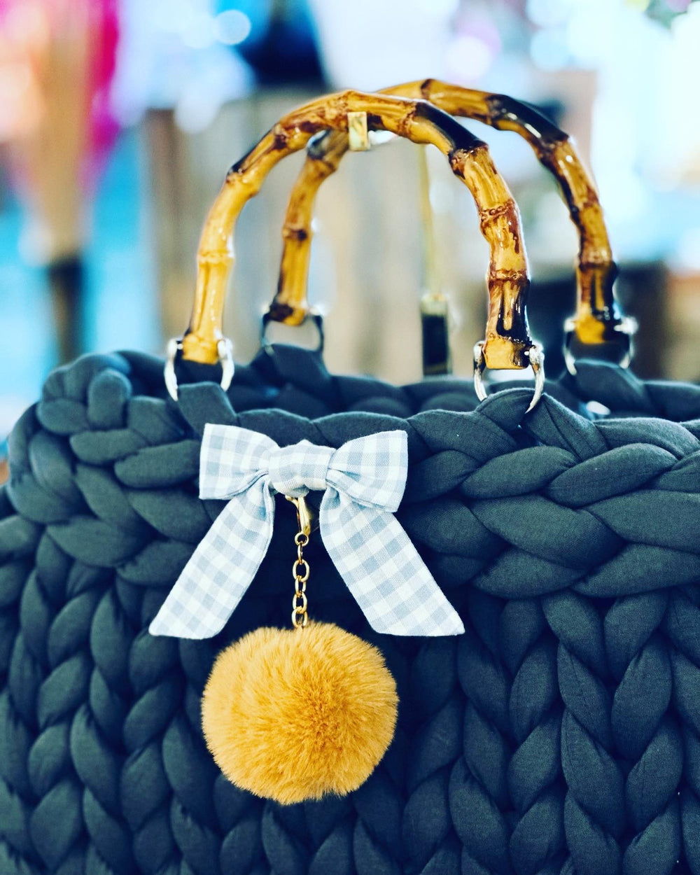 GABRIELAS Lofty Loop Bag BIG -Dunkelgrau mit handgenähter Schleife und Bommel, mit Innentasche-