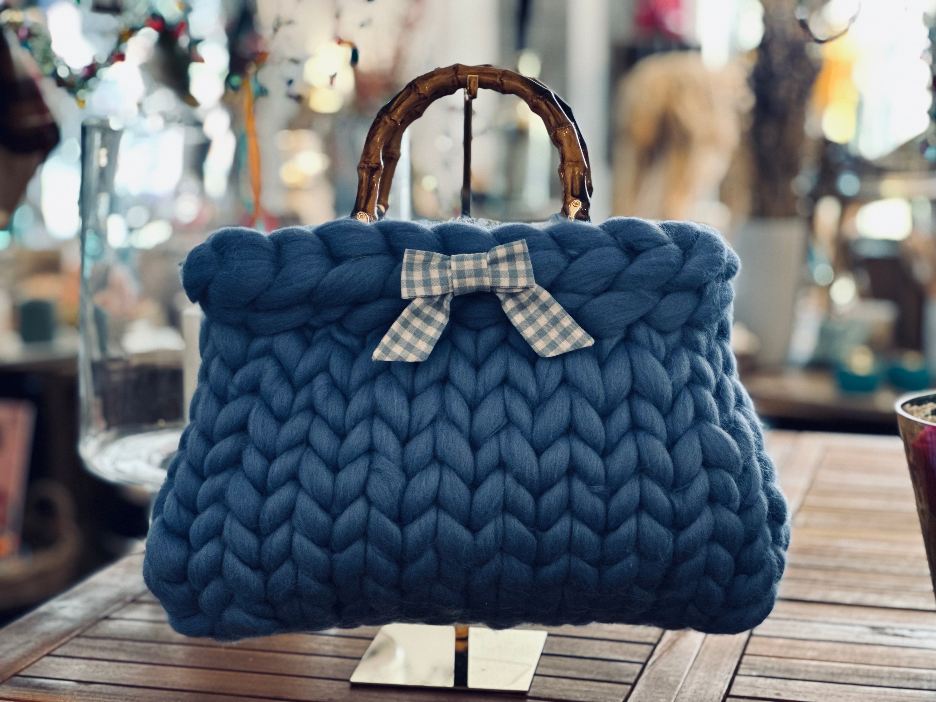 Lofty Loop Bag aus 100%  MERINOWOLLE -Himmelblau mit Henkeln und handgenähter Schleife-