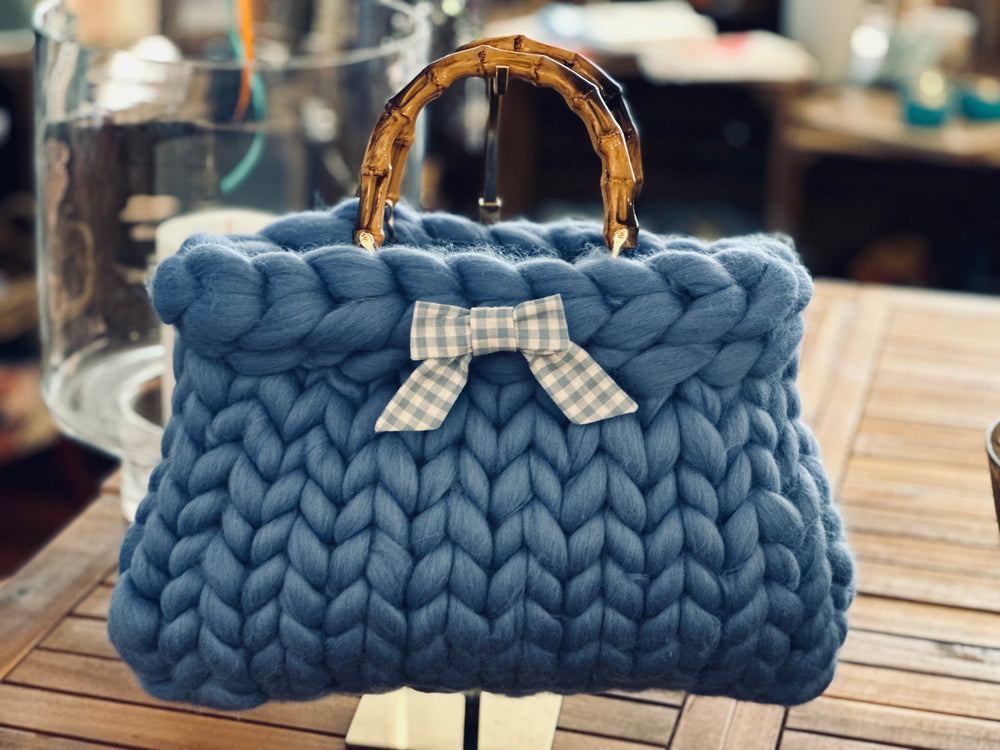 Lofty Loop Bag aus 100%  MERINOWOLLE -Himmelblau mit Henkeln und handgenähter Schleife-