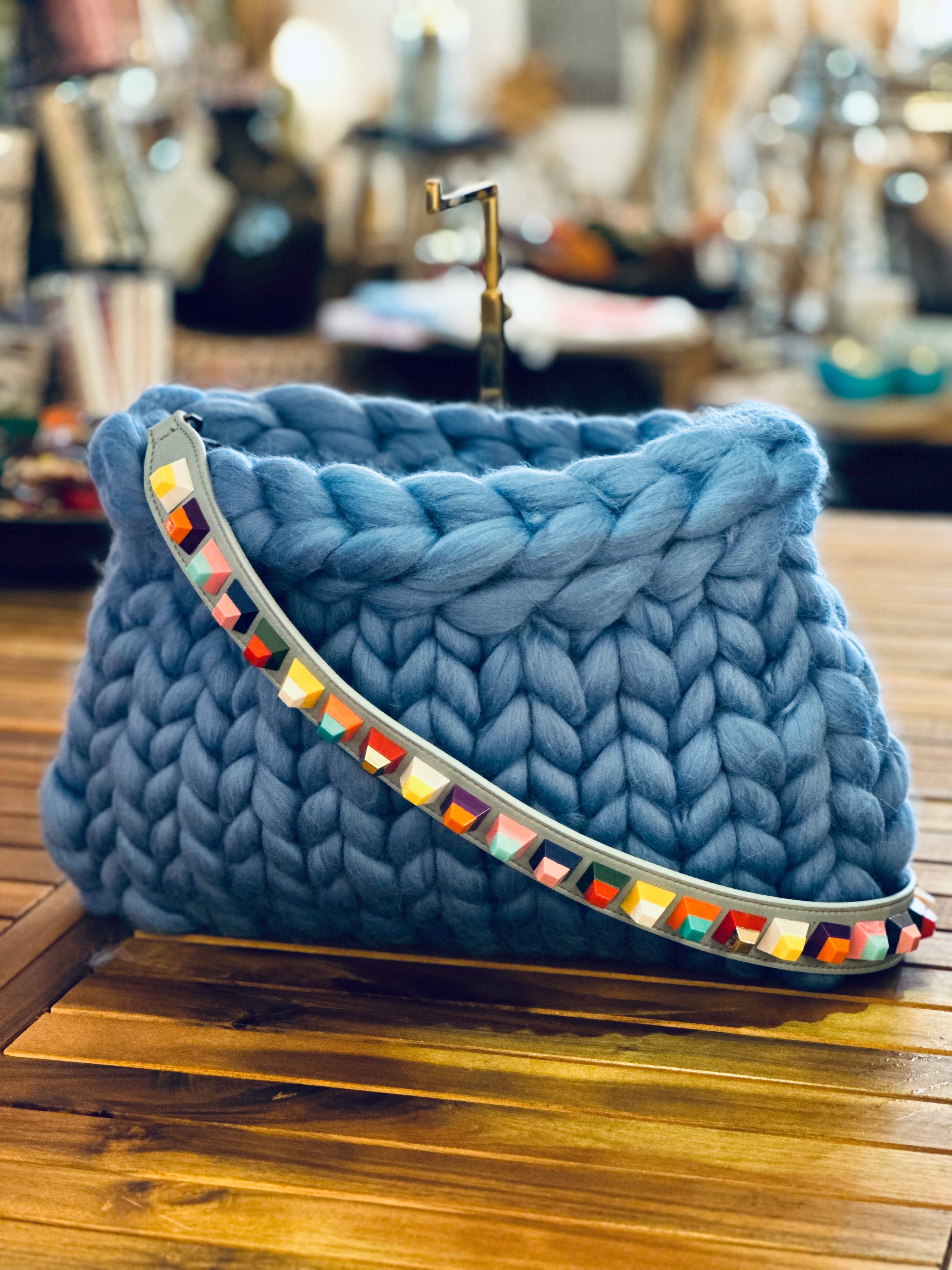 Lofty Loop Bag aus 100%  MERINOWOLLE -Himmelblau mit Nietengurt-