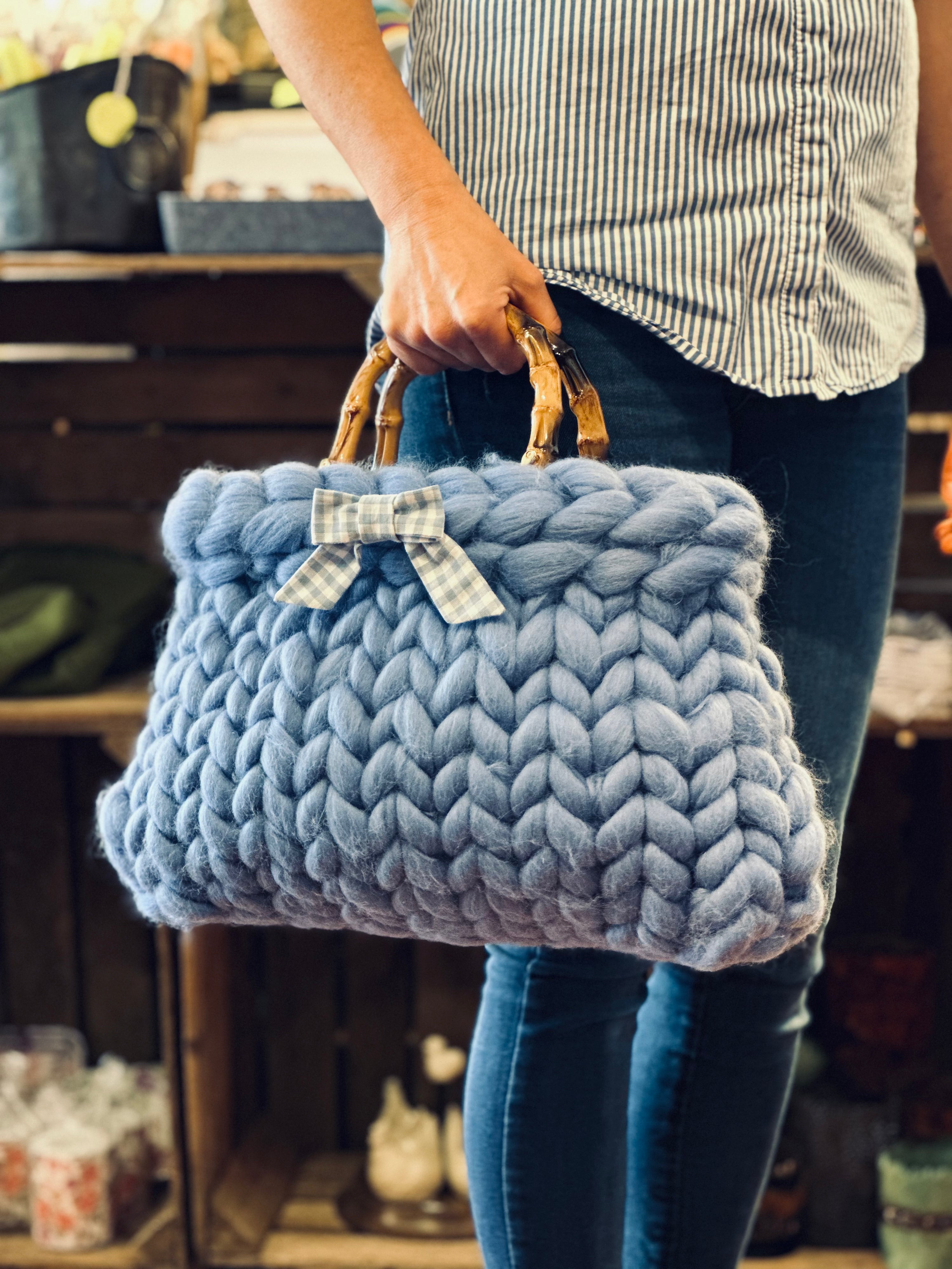 Lofty Loop Bag aus 100%  MERINOWOLLE -Himmelblau mit Henkeln und handgenähter Schleife-