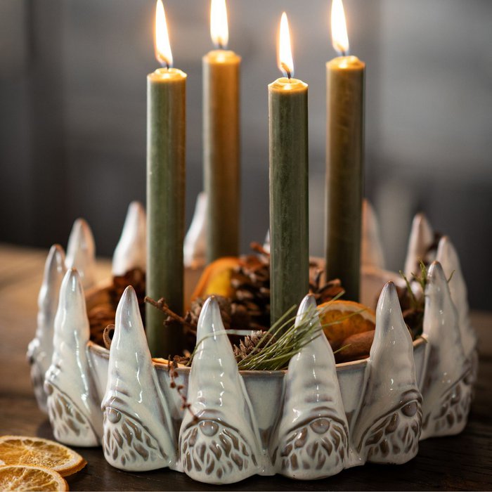 Adventsgesteck Wichtel Dekor aus Steingut