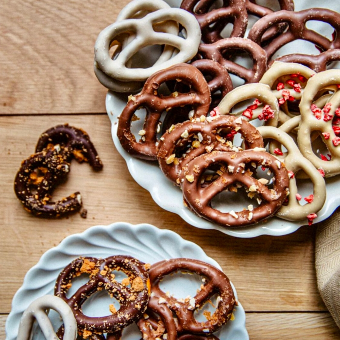 Brezel mit weißer Schokolade – Zitronenstückchen und Basilikum