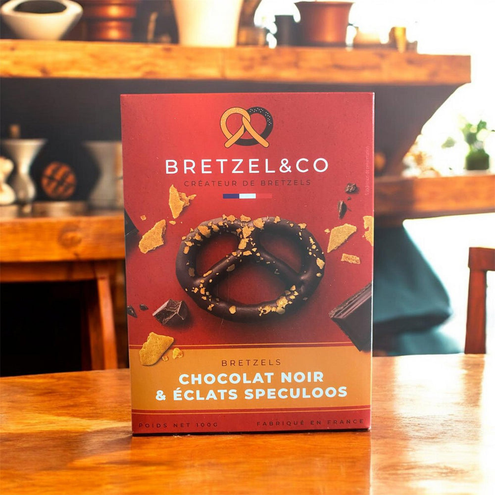 Brezel mit dunkler Schokolade und Spekulatius-Stückchen