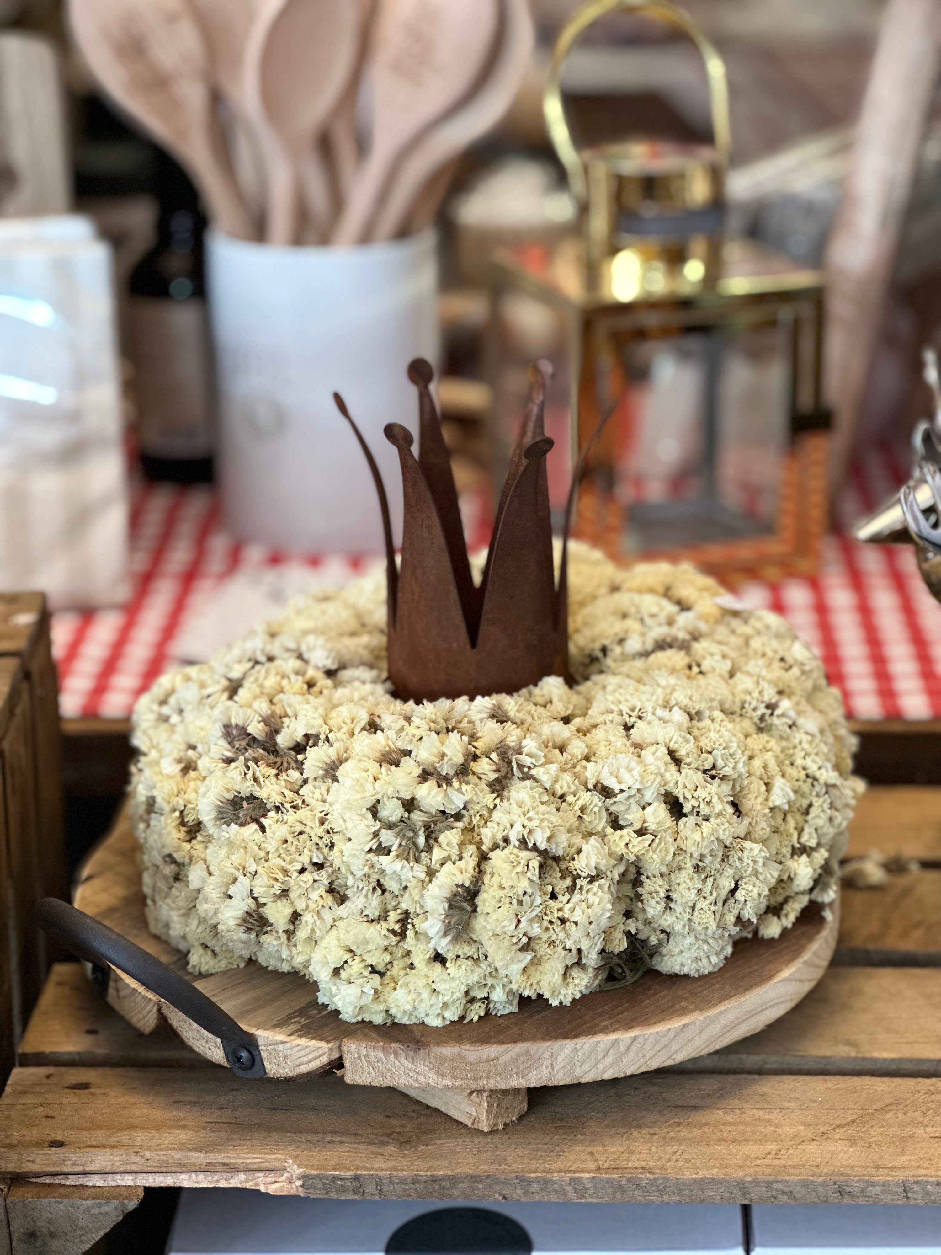 Trockenblumenkranz auf Brettchen mit Teelichtkrönchen