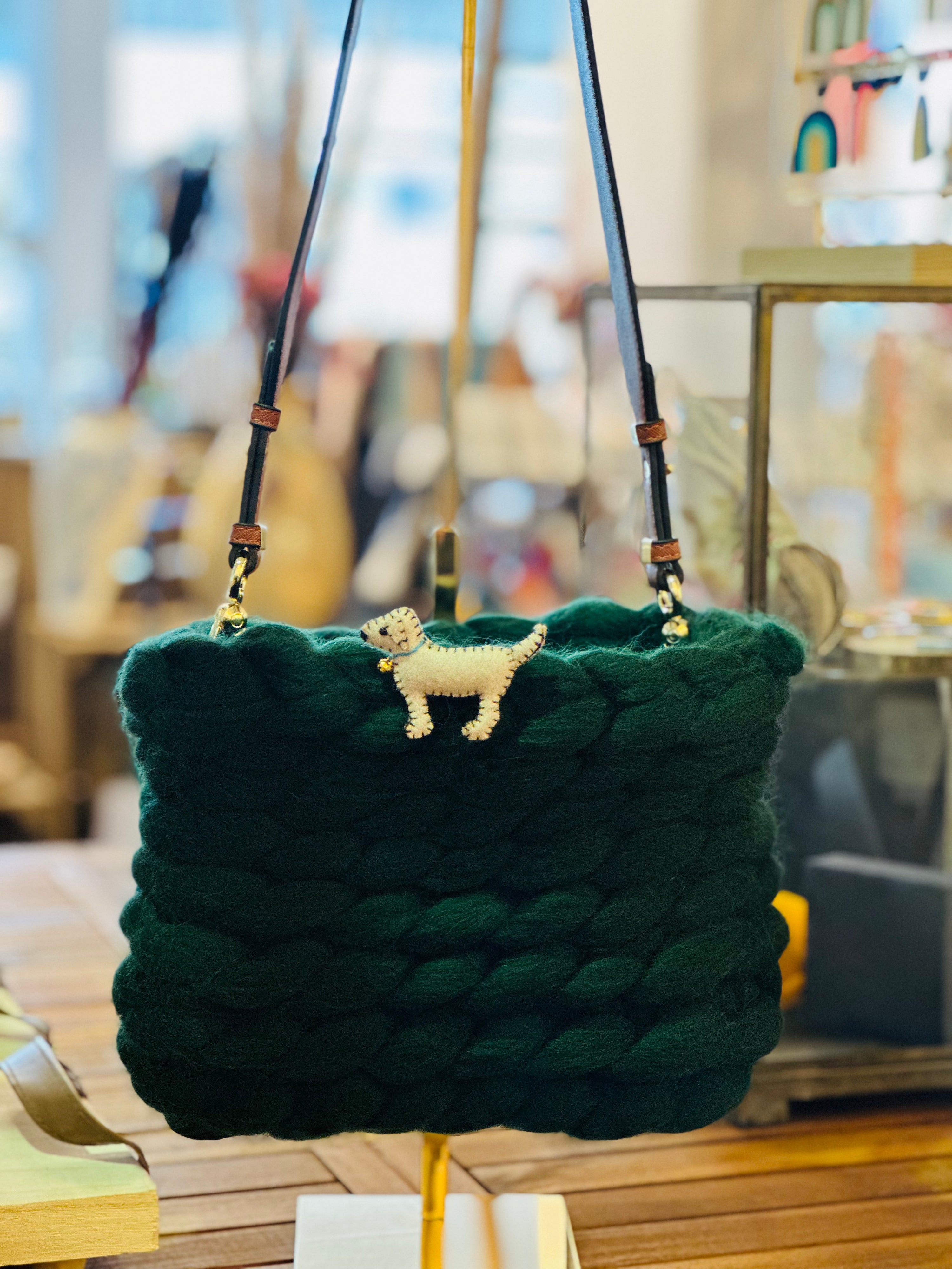 Lofty Loop Bag aus 100%  MERINOWOLLE -Jagdgrün mit Ledergurt-